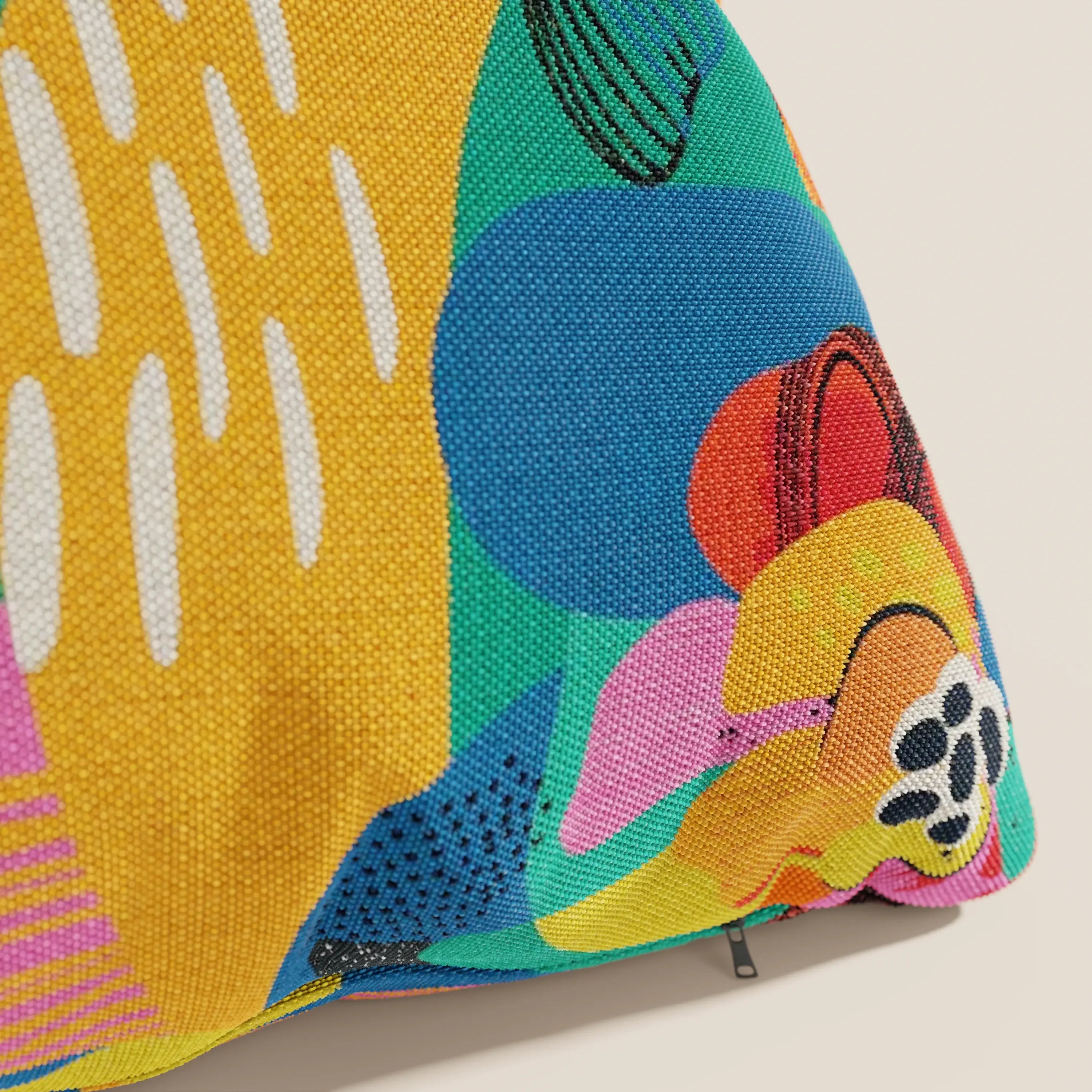Primo piano della collezione Joy cuscini di Divani.Store, caratterizzata da vivaci forme astratte in giallo, verde, blu, rosa, arancione e nero su un fresco tessuto di cotone impermeabile giallo con punti e linee.