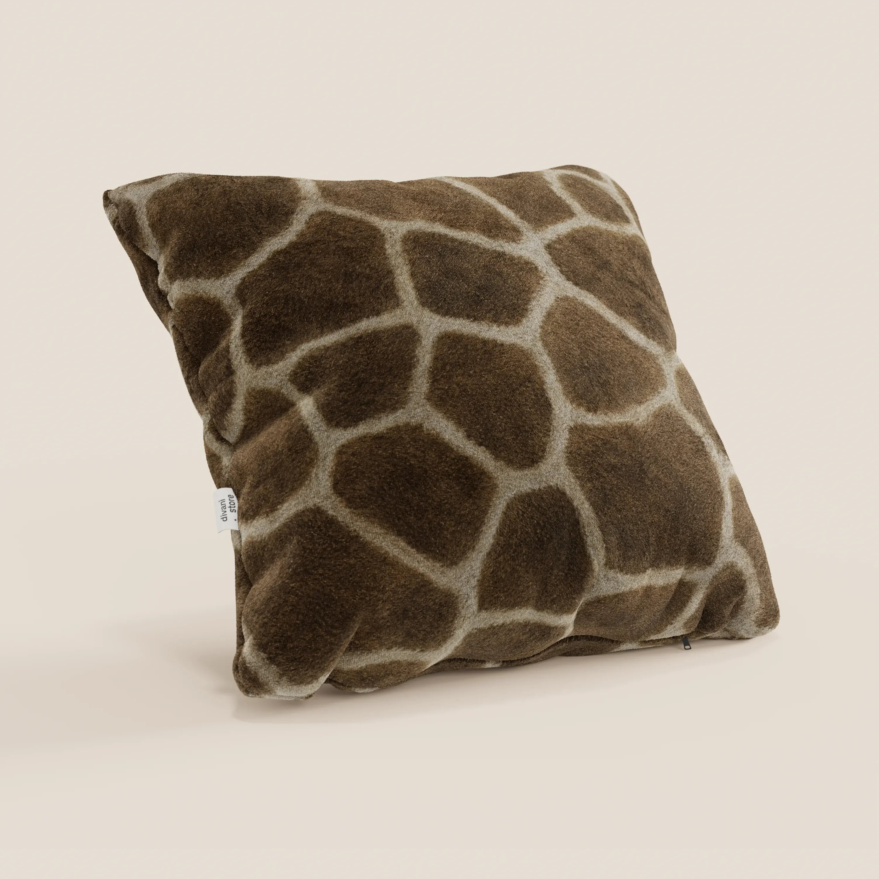 Il cuscino Wild della collezione Wild di Divani.Store è un cuscino quadrato di 45x45 cm in microfibra impermeabile, caratterizzato da una morbida stampa di giraffe nei colori marrone e beige, con una targhetta in tessuto bianco su un lato e su uno sfondo beige chiaro.