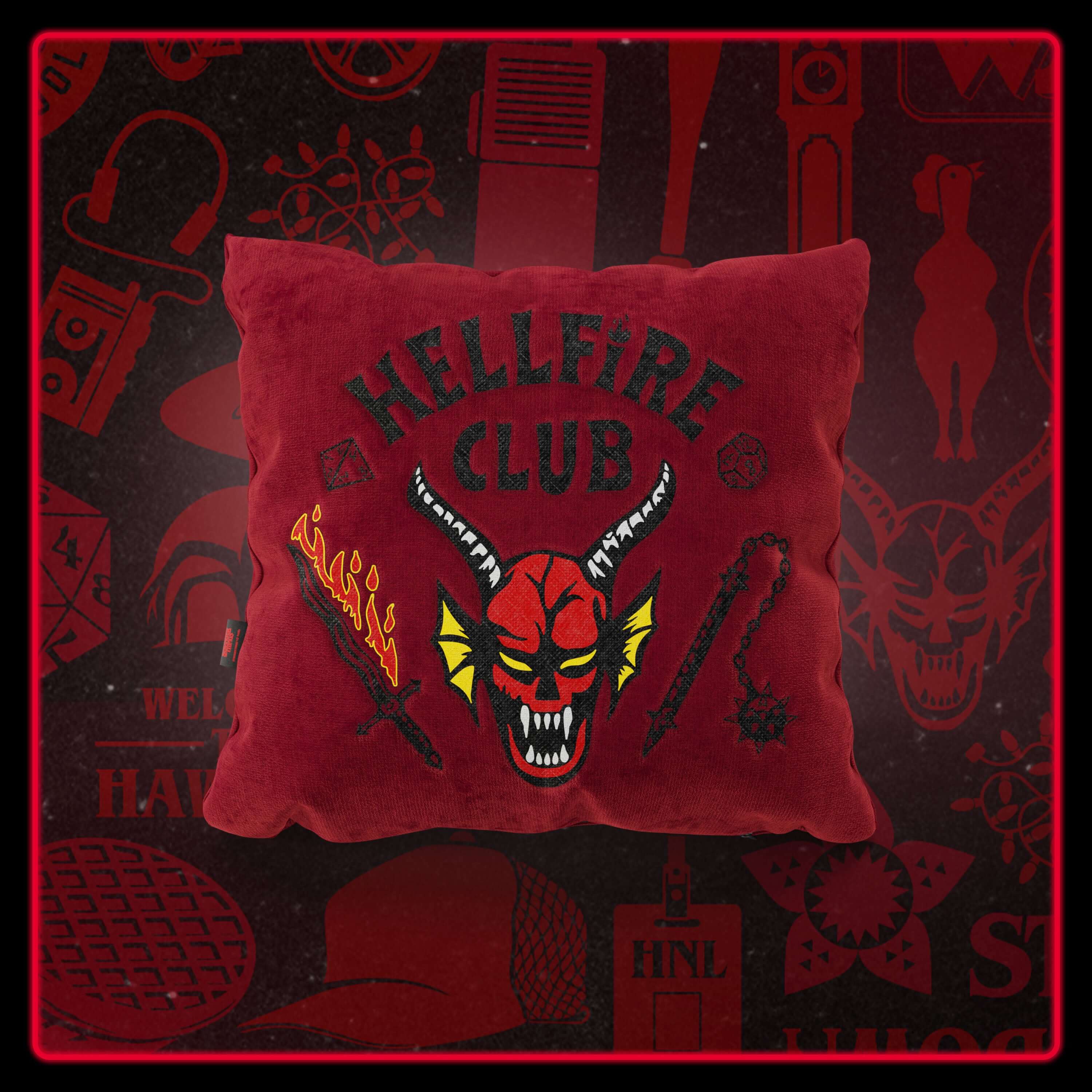 Il cuscino Cuscino Hellfire club stranger things Limited Edition di Divani.Store presenta il testo "Hellfire Club" ricamato, una testa di demone cornuta, una spada infuocata e una mazza su un tessuto rosso antimacchia di 45x45 cm con sottili icone a tema.