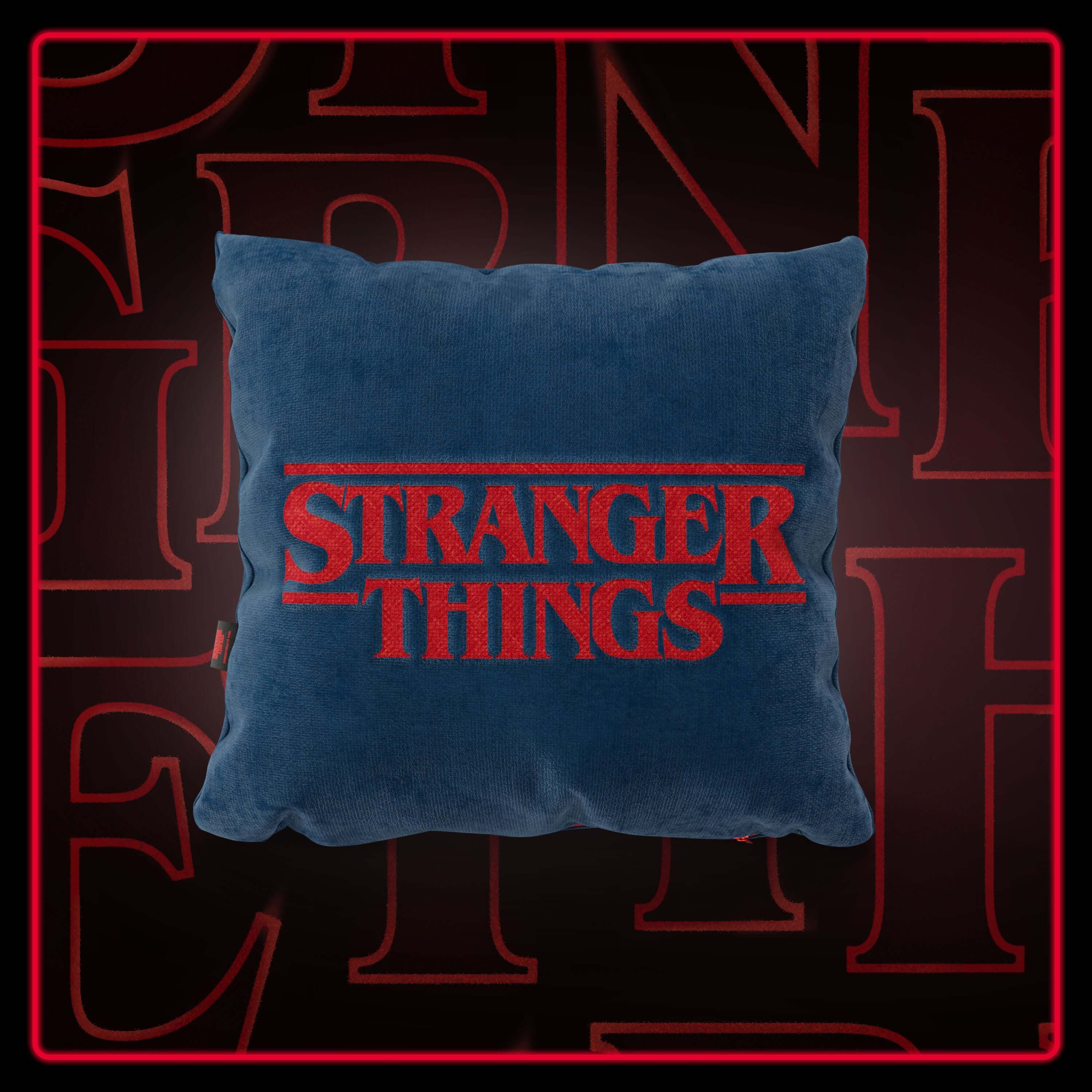 Il Cuscino Stranger Things Limited Edition di Divani.Store è caratterizzato da un audace ricamo rosso su un tessuto antimacchia blu quadrato (45x45 cm), perfetto come accessorio. Centrato su uno sfondo scuro con testo "Stranger Things".