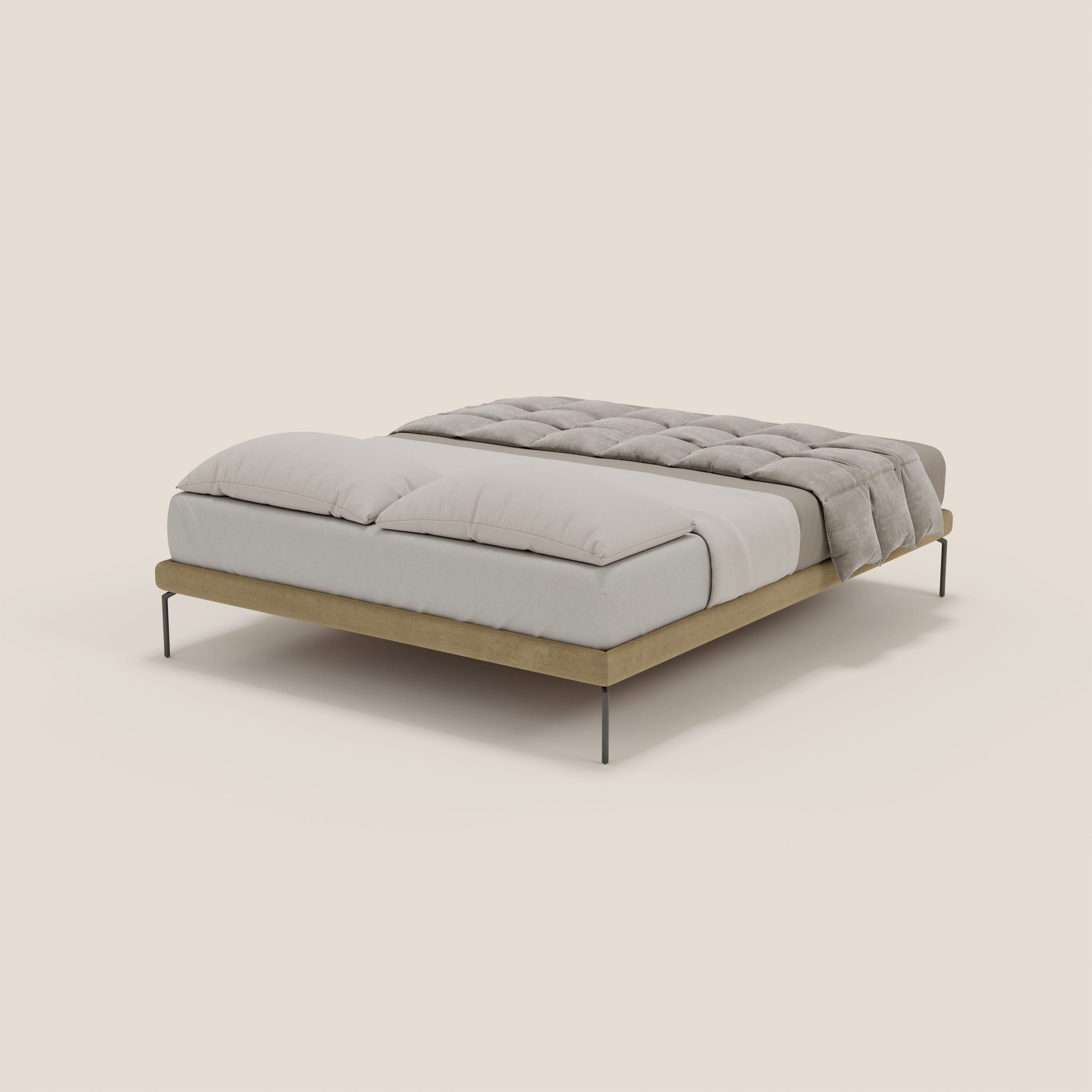 Il sommier sfoderabile Ring di Letti.store è caratterizzato da gambe nere alte 24 cm e da una struttura in tessuto impermeabile T14 beige, abbinata a lenzuola bianche, due grandi cuscini e un piumino grigio chiaro su sfondo bianco sporco.
