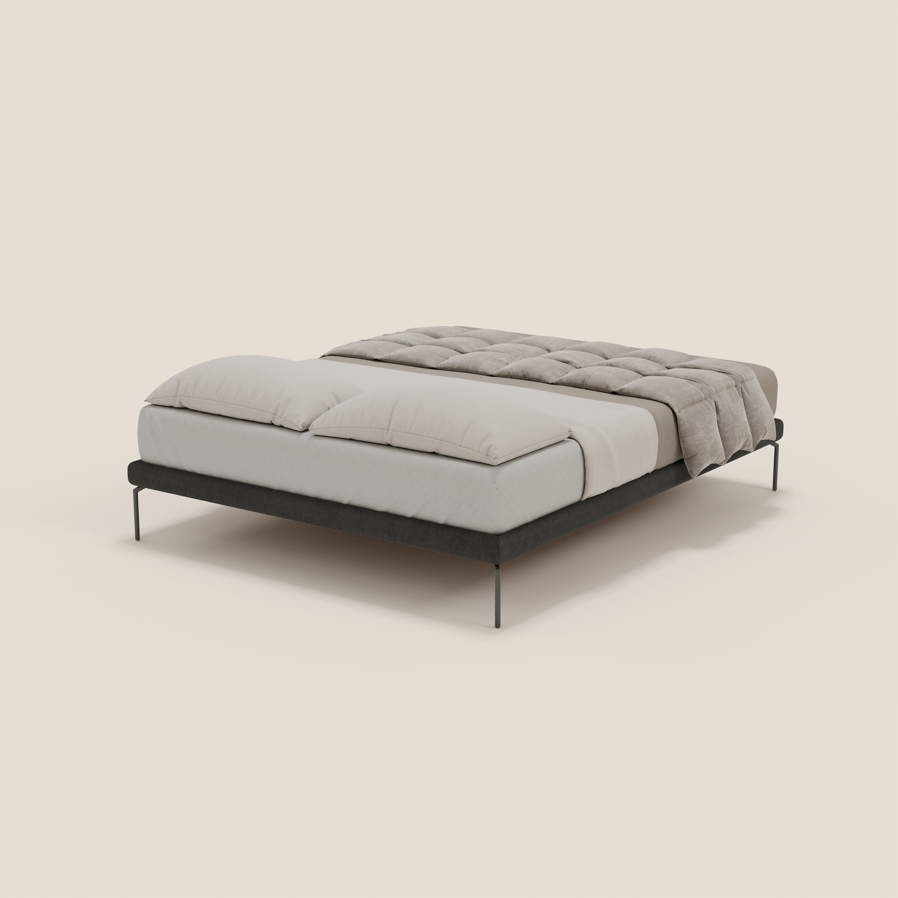 Il sommier sfoderabile Letti.store Ring con piedini alti 24 cm in tessuto impermeabile T14 antracite è caratterizzato da una sottile struttura nera, da un materasso grigio chiaro, da due grandi cuscini e da un piumino grigio su un raffinato sfondo di design italiano.