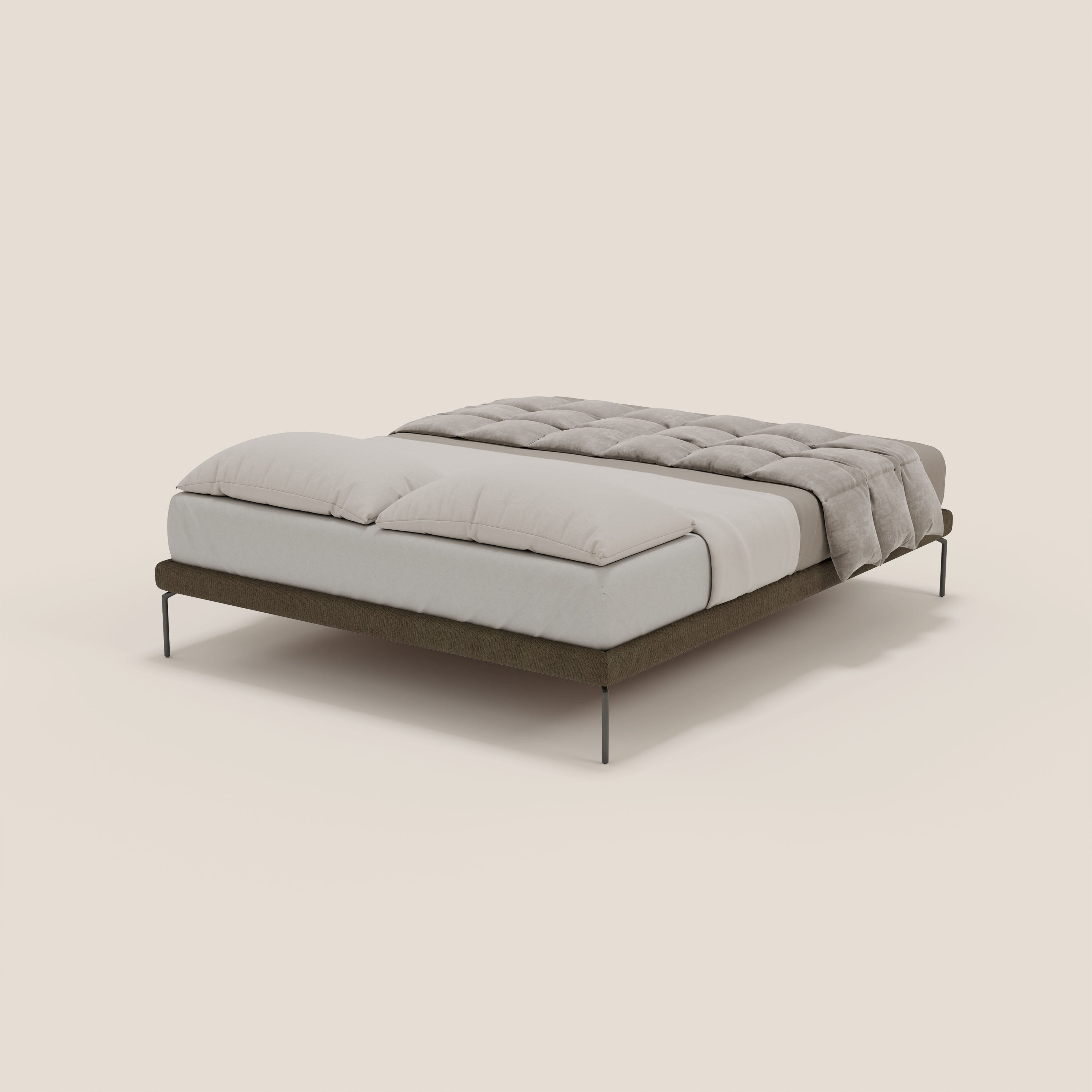 Il sommier sfoderabile Letti.store Ring è dotato di gambe nere alte 24 cm, di una base T14 marrone impermeabile ed è presentato con un materasso grigio chiaro, due grandi cuscini bianchi e un piumone grigio su uno sfondo bianco sporco.