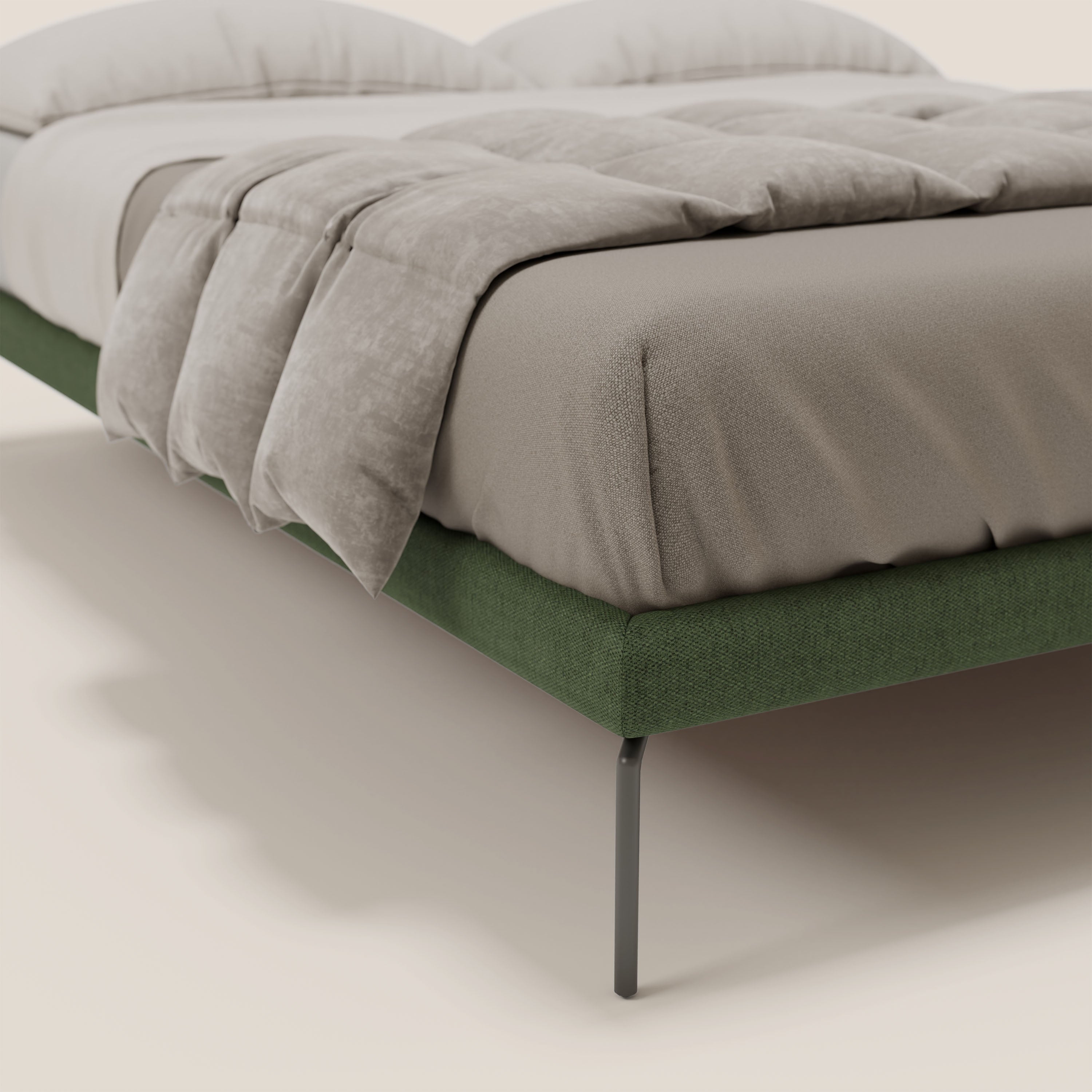 Primo piano del sommier sfoderabile Letti.store Ring con gambe alte 24 cm, tessuto impermeabile verde T14 e morbida biancheria da letto, che mostra il design italiano su uno sfondo chiaro.