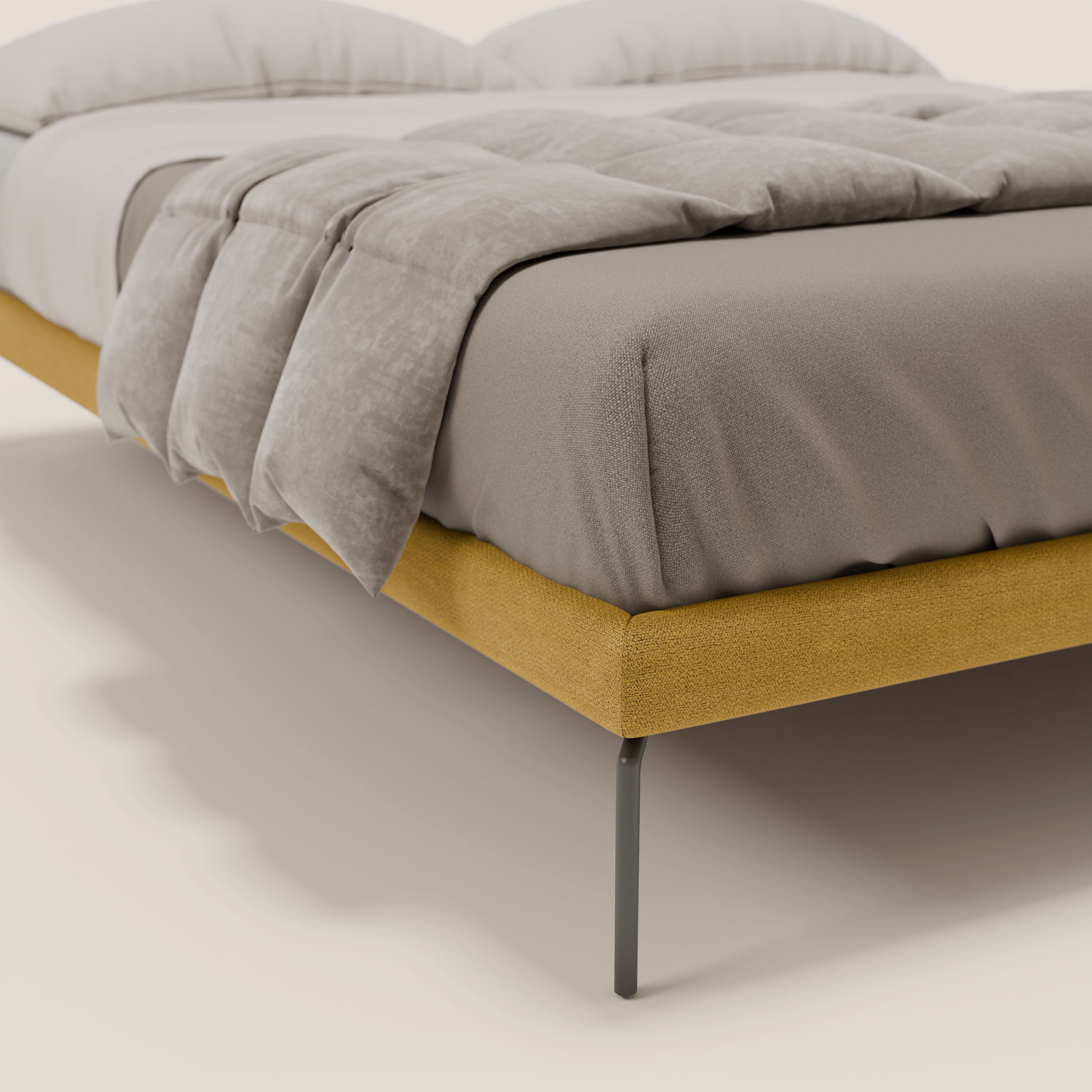 Primo piano del sommier sfoderabile Letti.store Ring con gambe alte 24 cm in tessuto impermeabile T14 giallo, confezionato in modo ordinato con lenzuolo matrimoniale grigio e piumone grigio chiaro, su sfondo chiaro.