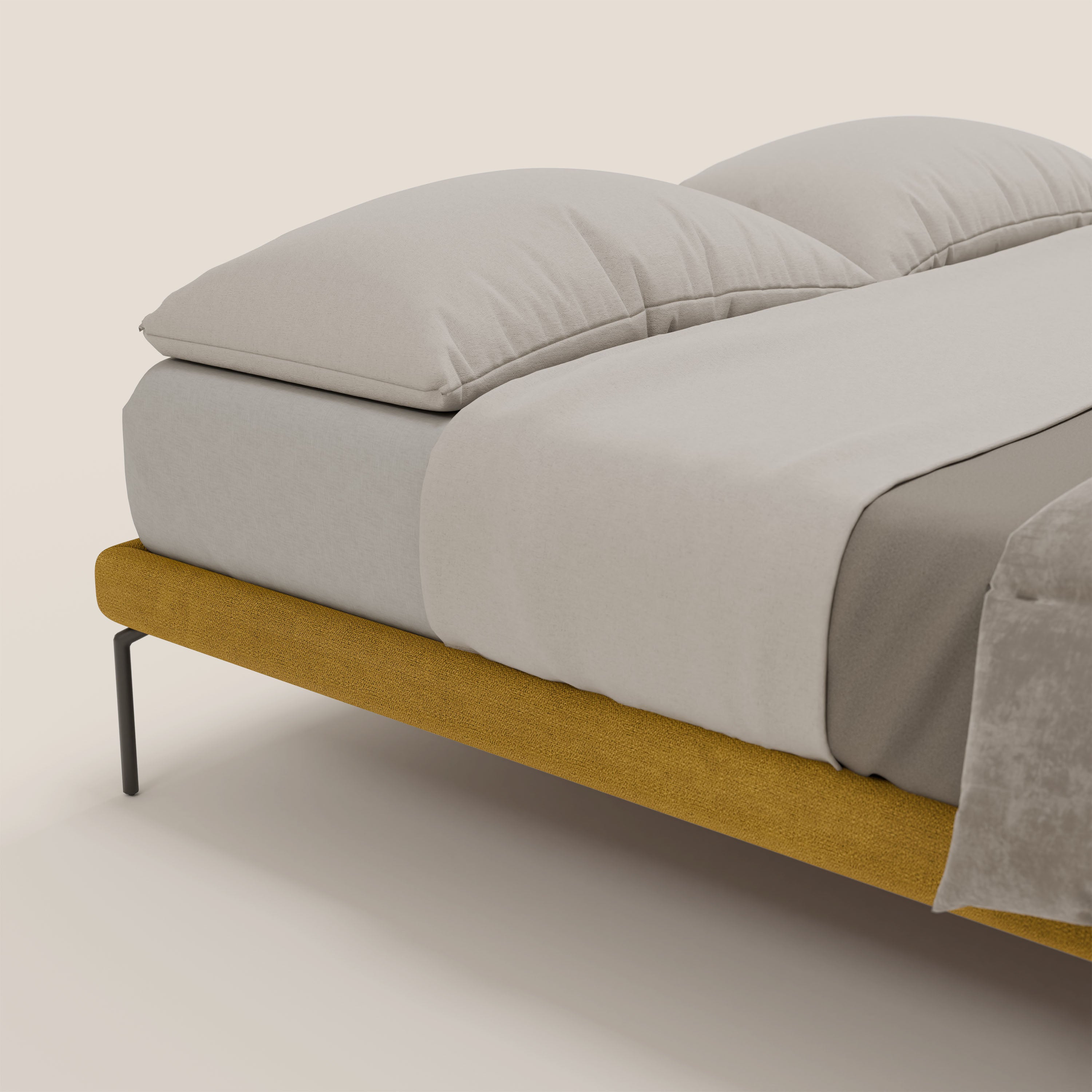 Letto moderno Letti.store Ring sommier sfoderabile con gambe alte 24 cm e tessuto impermeabile giallo T14, abbinato a lenzuola grigio chiaro, cuscini coordinati e coperta color tortora su uno sfondo neutro e minimale.