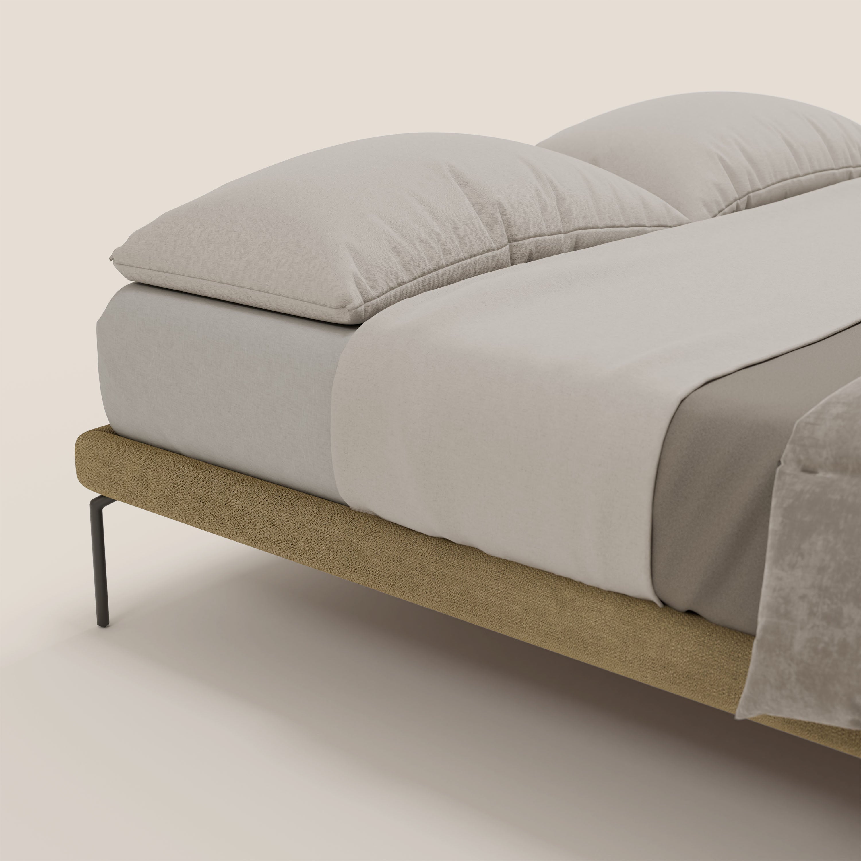 Un primo piano del sommier sfoderabile Letti.store Ring con gambe nere alte 24 cm e tessuto impermeabile T14 beige, vestito con lenzuola chiare e coperta tortora, mostra il design minimalista italiano con una base imbottita color tan.