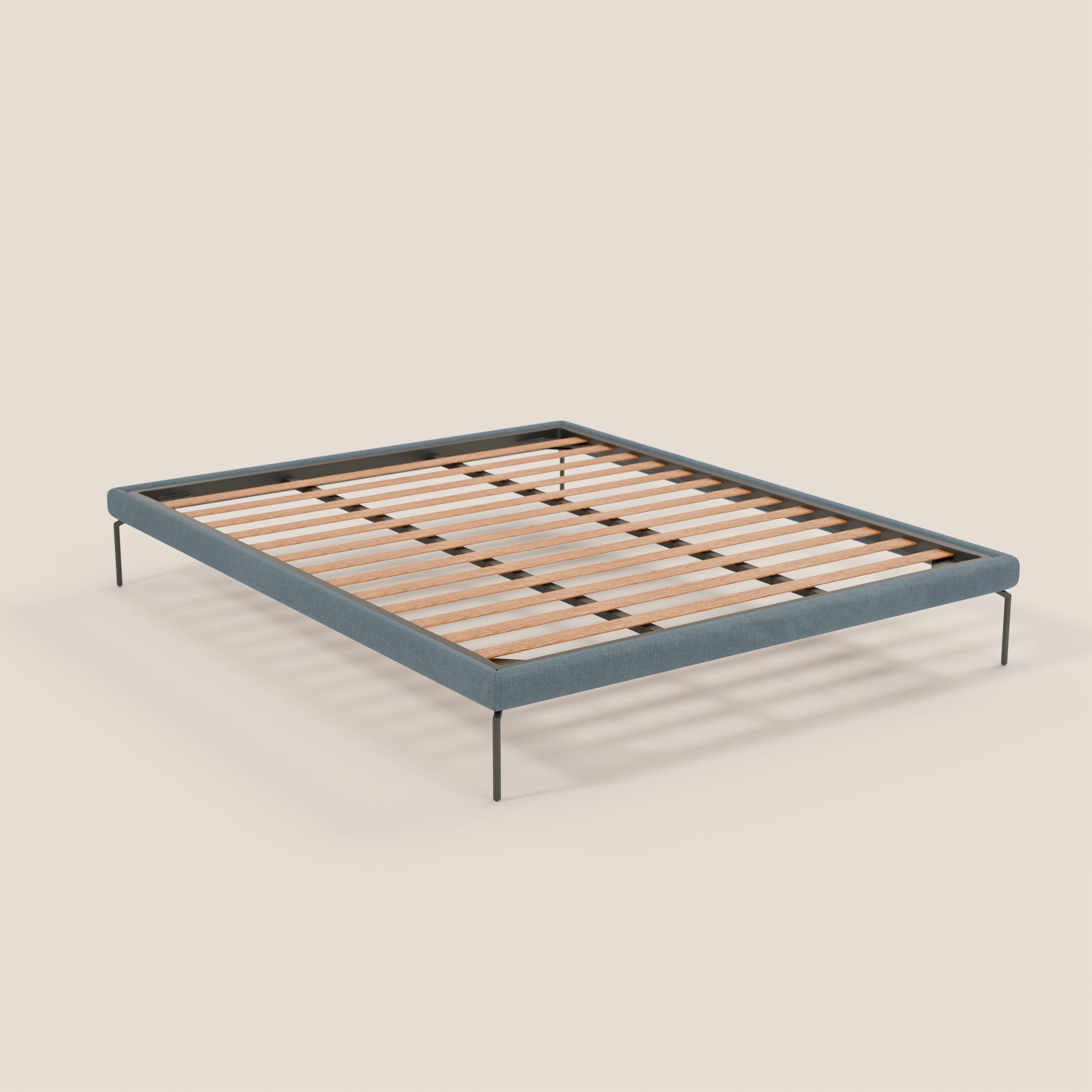 Il sommier sfoderabile Ring di Letti.store è caratterizzato da gambe in metallo nero alte 24 cm, bordo in carta da zucchero T14 impermeabile grigio-blu e doghe in legno chiaro per il sostegno del materasso.