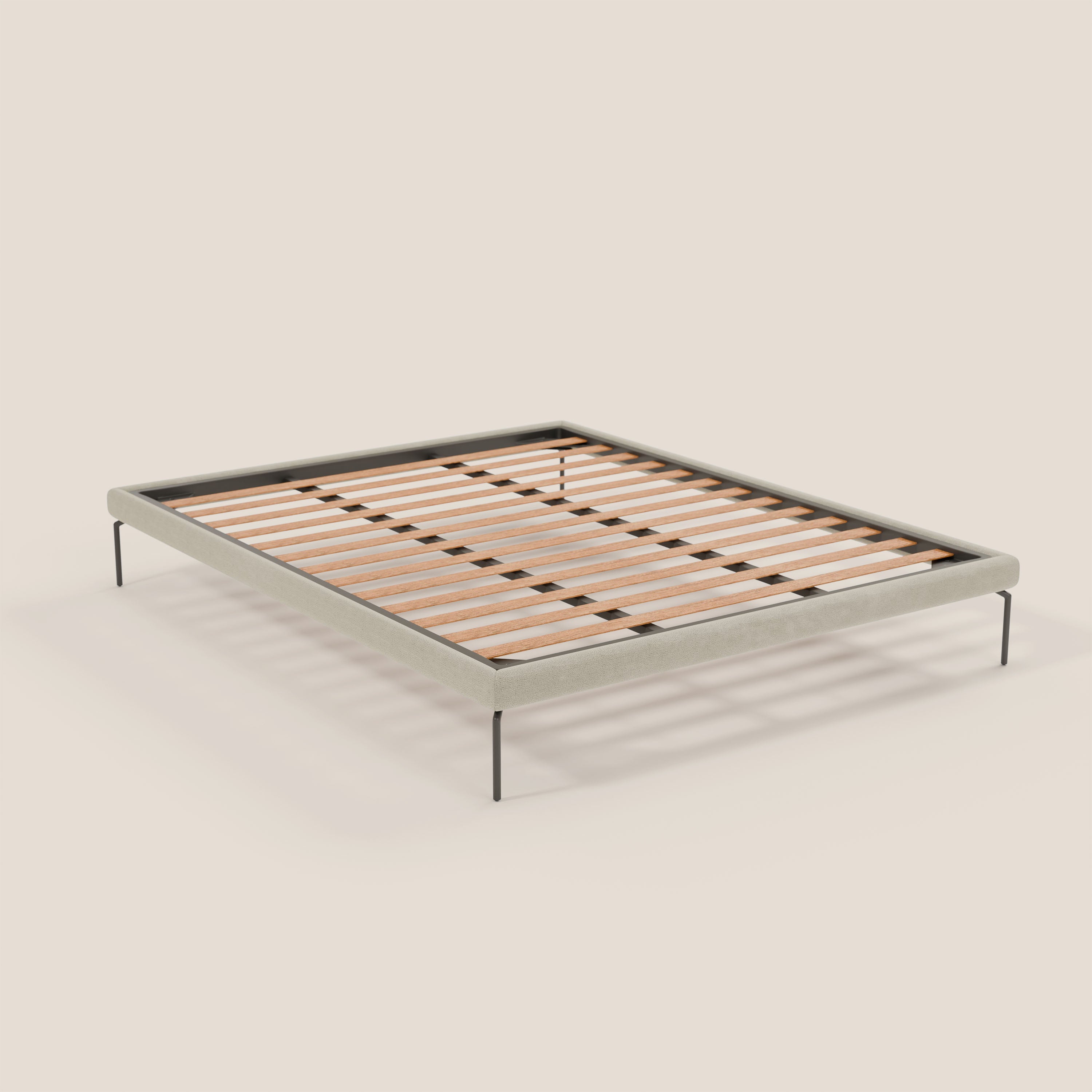 Il sommier sfoderabile Ring di Letti.store è caratterizzato da alte gambe nere da 24 cm, da un bordo in tessuto impermeabile T14 panna, da doghe in legno e da un design minimalista italiano. Presentato senza materasso o biancheria da letto su uno sfondo beige chiaro.