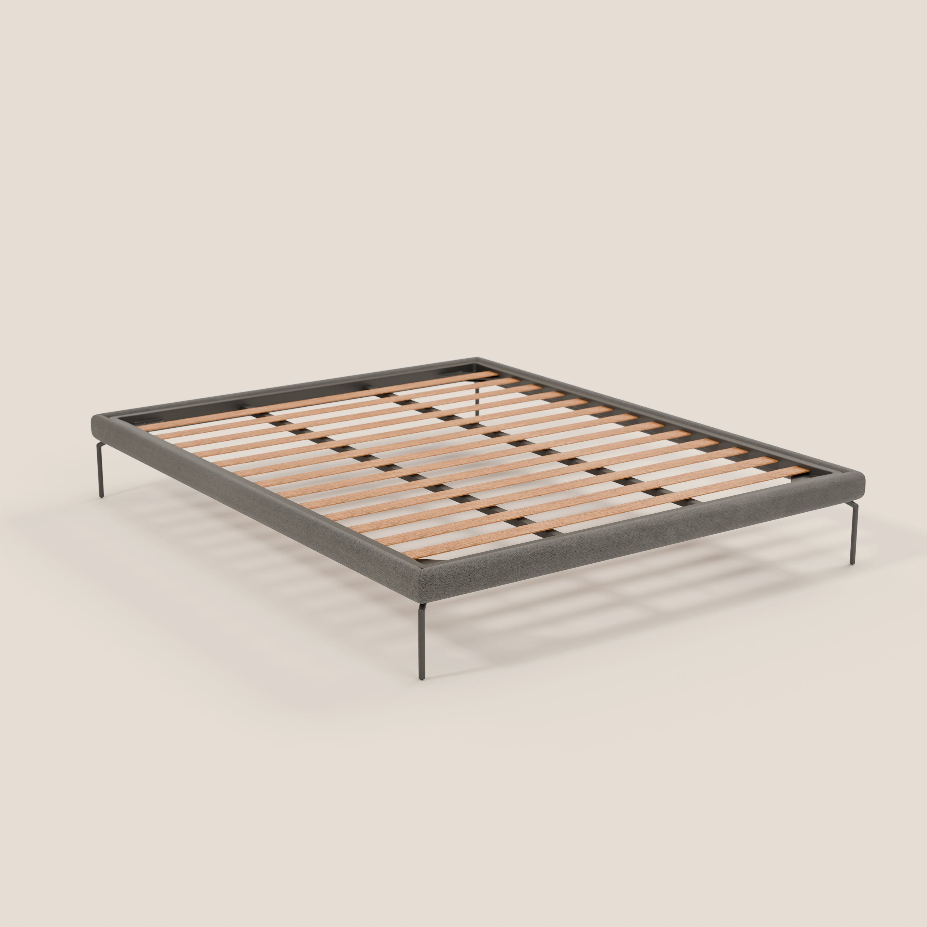Il sommier sfoderabile Letti.store Ring è caratterizzato da gambe sottili in metallo nero alte 24 cm, da un bordo basso in tessuto impermeabile grigio T14 e da doghe in legno chiaro per il sostegno del materasso, in un design minimalista da regina, senza testiera né pediera.