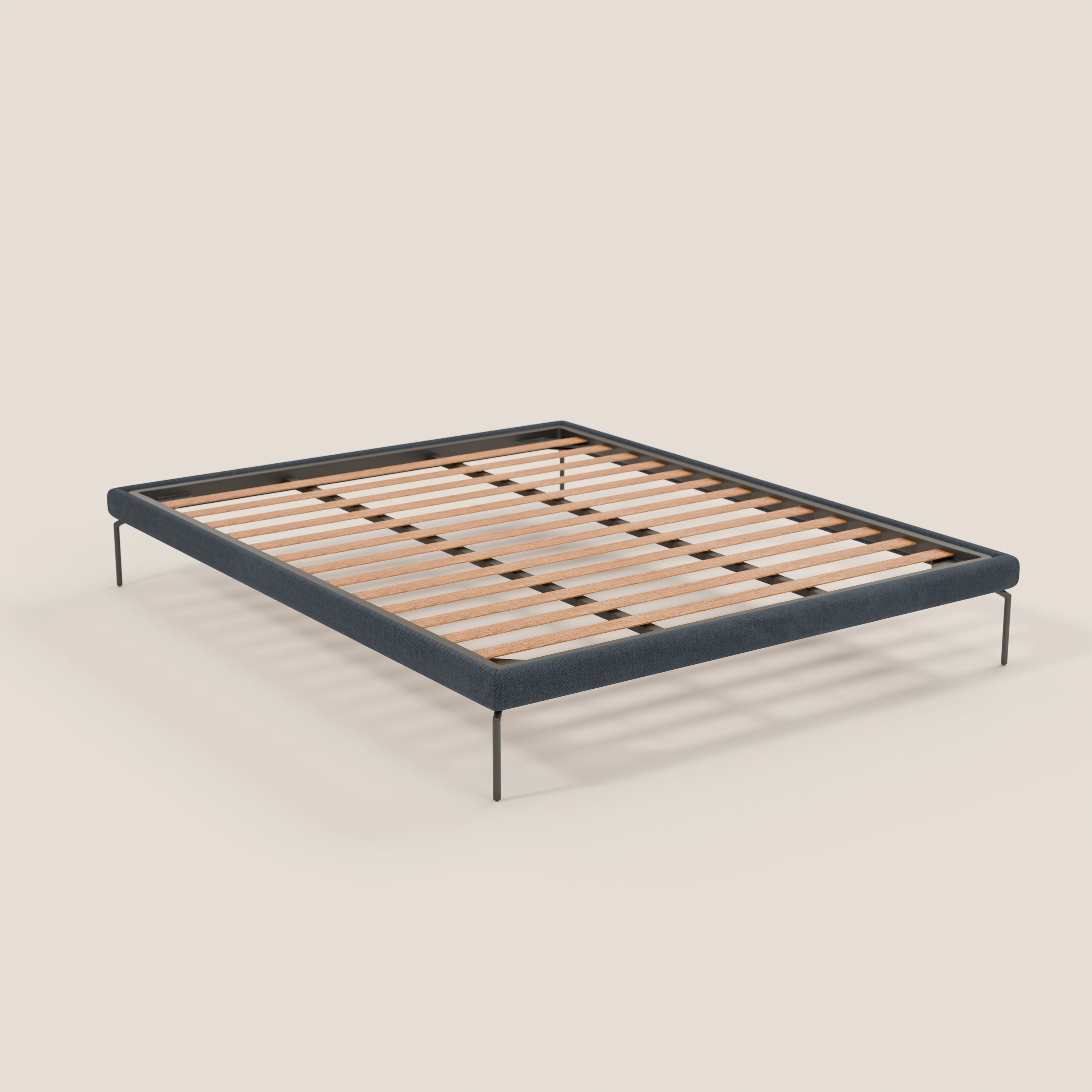 Il sommier sfoderabile Ring di Letti.store è caratterizzato da gambe in metallo nero alte 24 cm, da una base in tessuto impermeabile T14 blu e da doghe in legno uniformemente distanziate, che evidenziano l'elegante design italiano su uno sfondo beige chiaro. Non sono inclusi materasso o lenzuola.