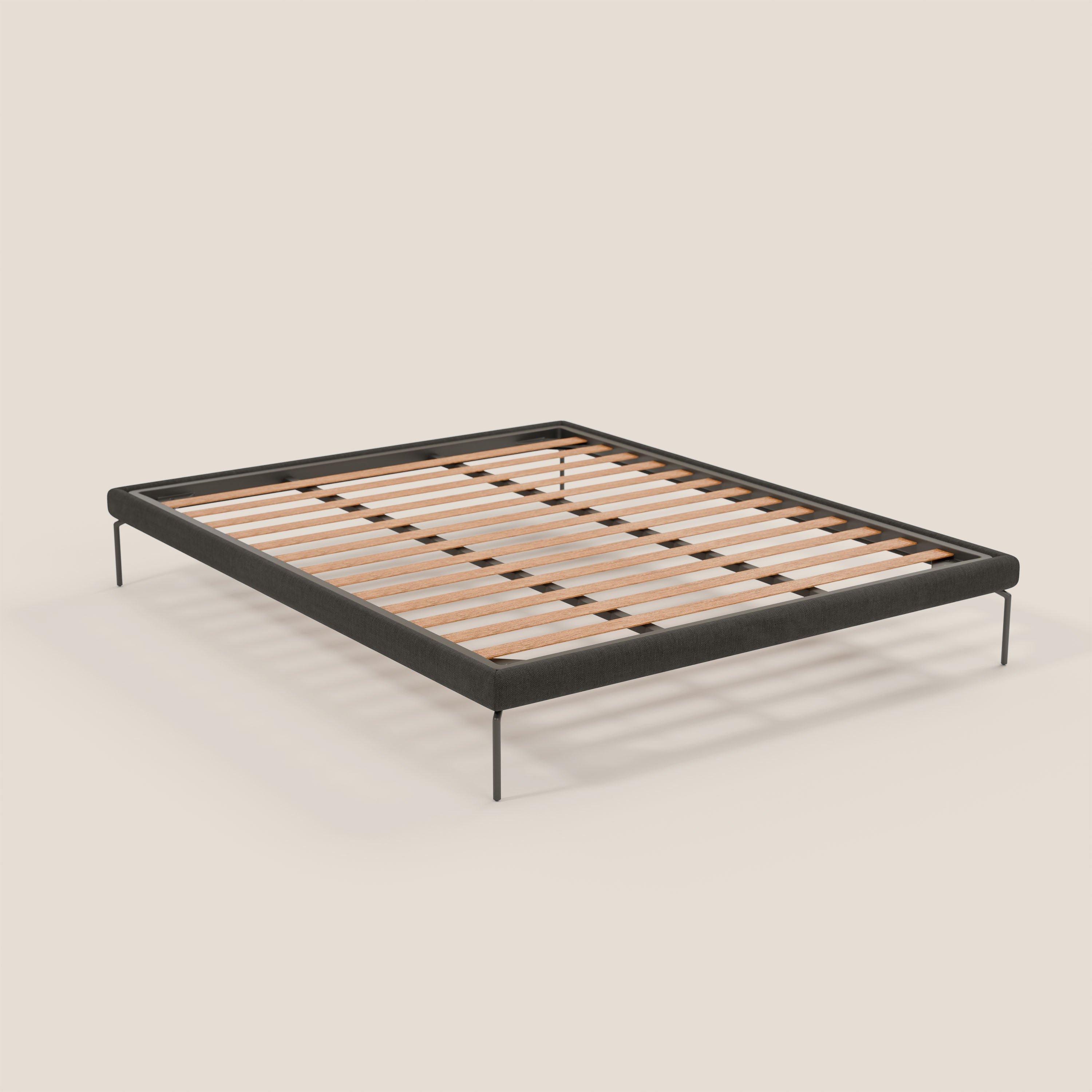 Il sommier Ring sfoderabile di Letti.store è caratterizzato da una struttura rettangolare in tessuto impermeabile T14 antracite, gambe alte 24 cm in metallo e doghe in legno uniformemente distanziate. Mostrato senza materasso o biancheria da letto su uno sfondo a tinta unita.