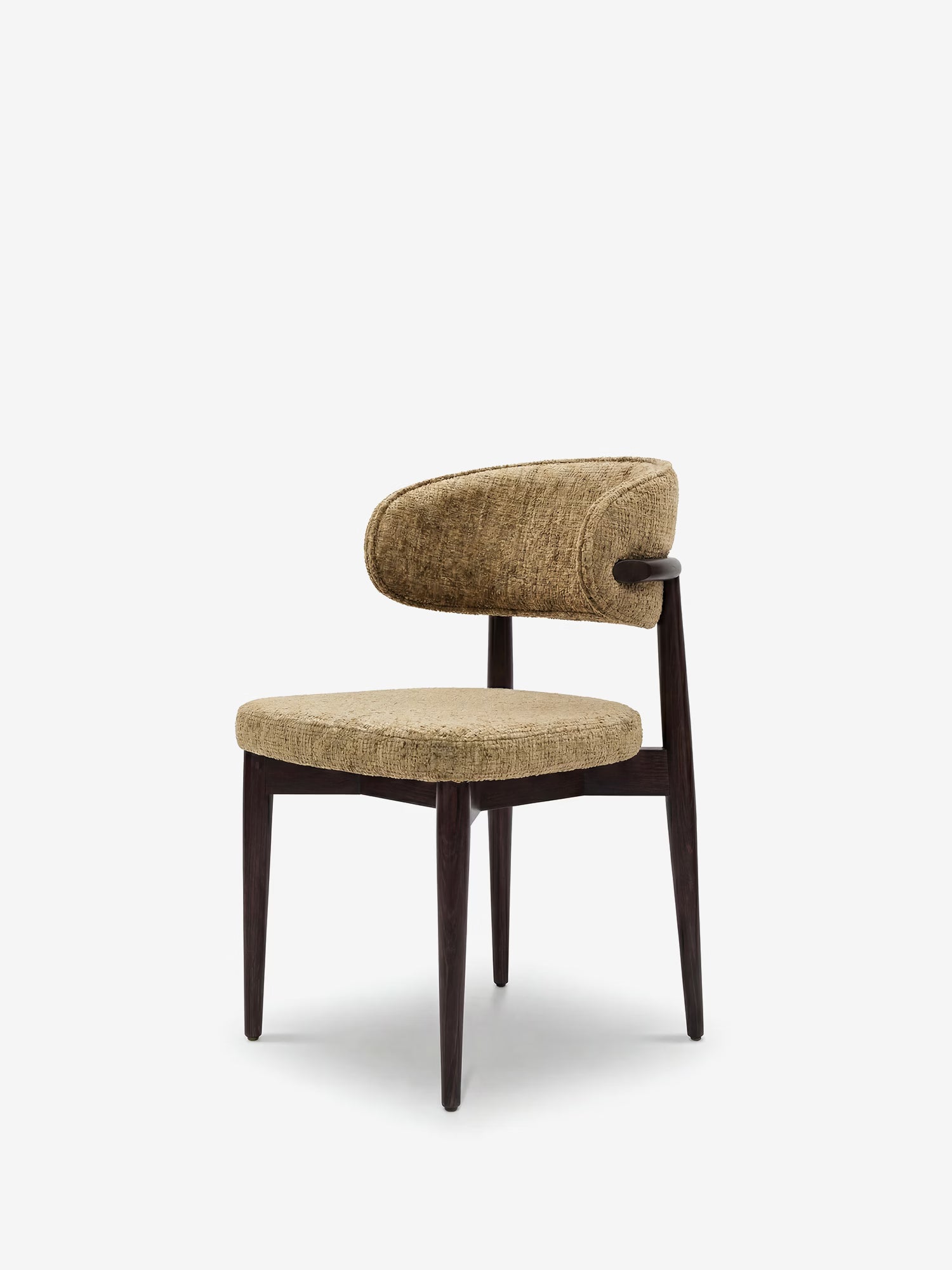 La sedia di design imbottita Dafne di Divani.Store presenta una seduta in ciniglia marrone certificata OEKO-TEX® e uno schienale curvo, con gambe e struttura in legno massello di wengé, per uno stile minimalista in chiave mid-century.