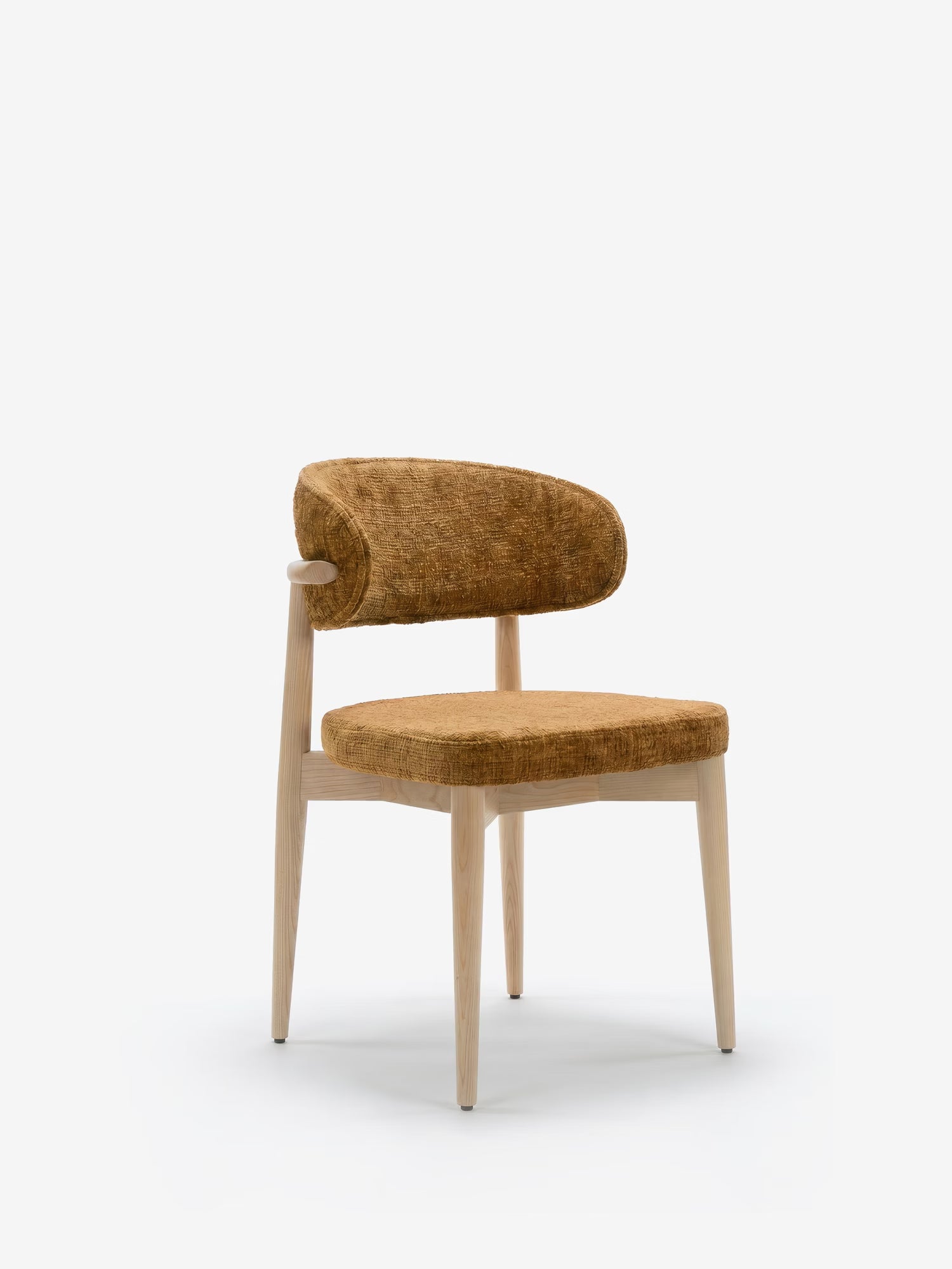 La sedia imbottita Dafne di Divani.Store presenta un design minimalista con gambe e struttura in rovere naturale chiaro, uno schienale arrotondato e una seduta quadrata in tessuto ciniglia certificato OEKO-TEX®, raffigurata su uno sfondo bianco a tinta unita.
