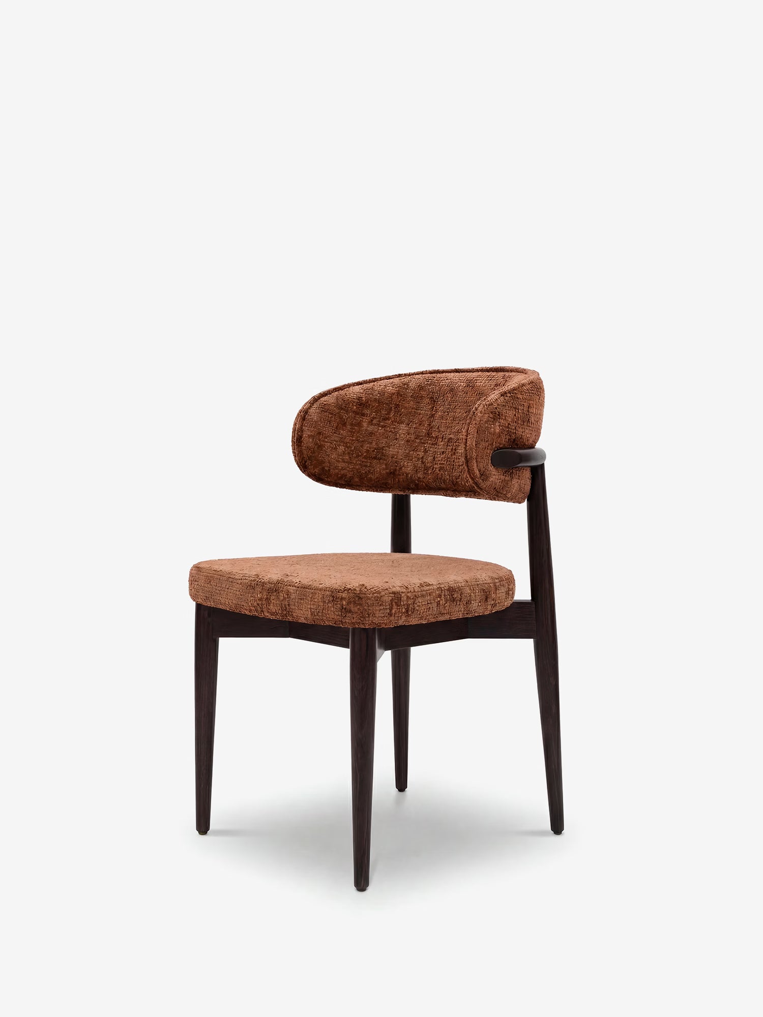La sedia imbottita Dafne di Divani.Store presenta una struttura in legno massello di wengé, gambe inclinate, uno schienale curvo e un rivestimento in ciniglia certificato OEKO-TEX® di colore marrone, che risalta su uno sfondo bianco a tinta unita.