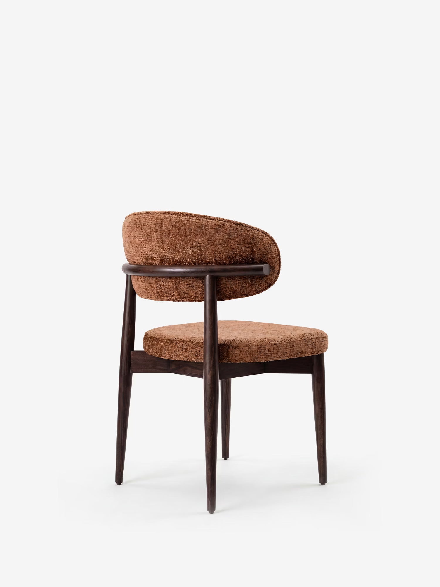La sedia di design imbottita Dafne di Divani.Store presenta una struttura e gambe in legno massello di wengé, uno schienale e una seduta imbottiti e curvi in tessuto ciniglia certificato OEKO-TEX®, raffigurata inclinata su uno sfondo bianco a tinta unita.