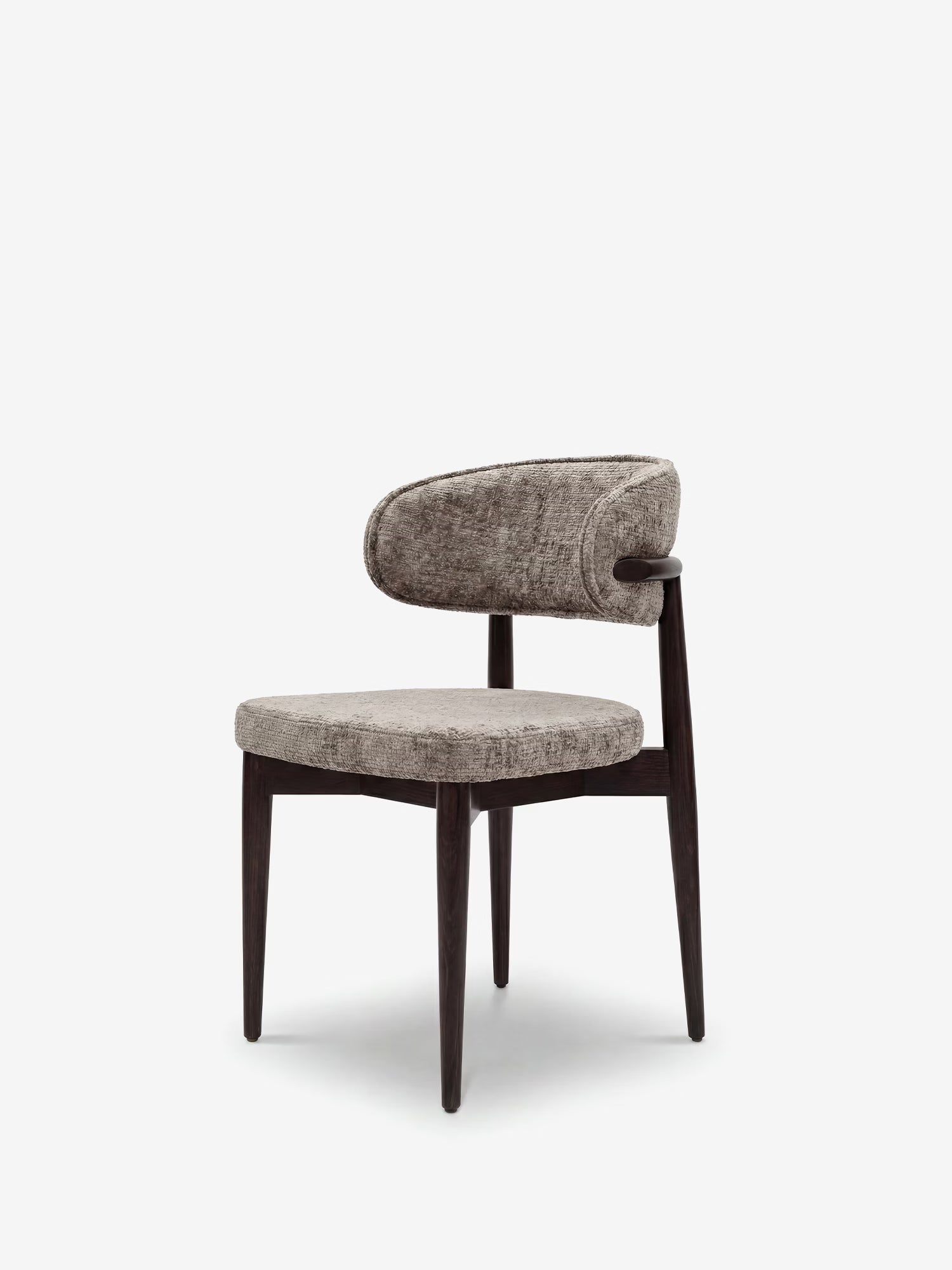 La sedia di design imbottita Dafne di Divani.Store presenta uno schienale e una seduta curvi e imbottiti in ciniglia certificata OEKO-TEX®, con quattro gambe affusolate in legno massello di wengé e linee pulite e minimaliste su uno sfondo bianco.