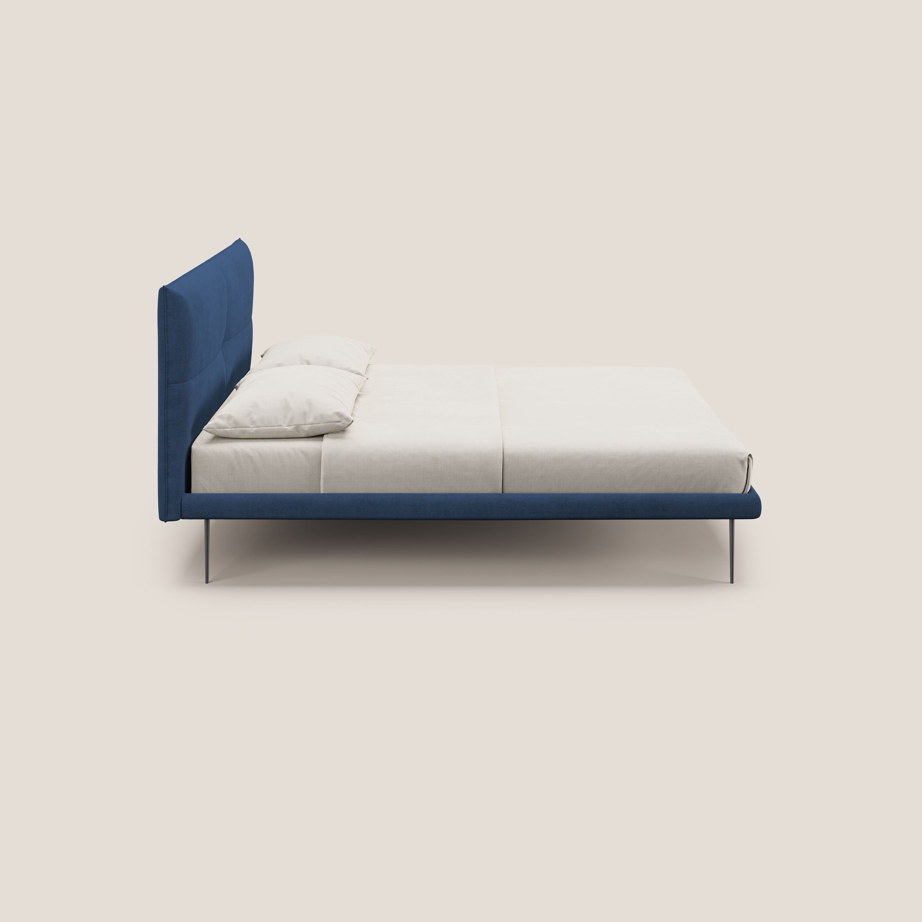 Akiko letto imbottito con piedi alti in metallo in tessuto impermeabile T02 blu - divani.store