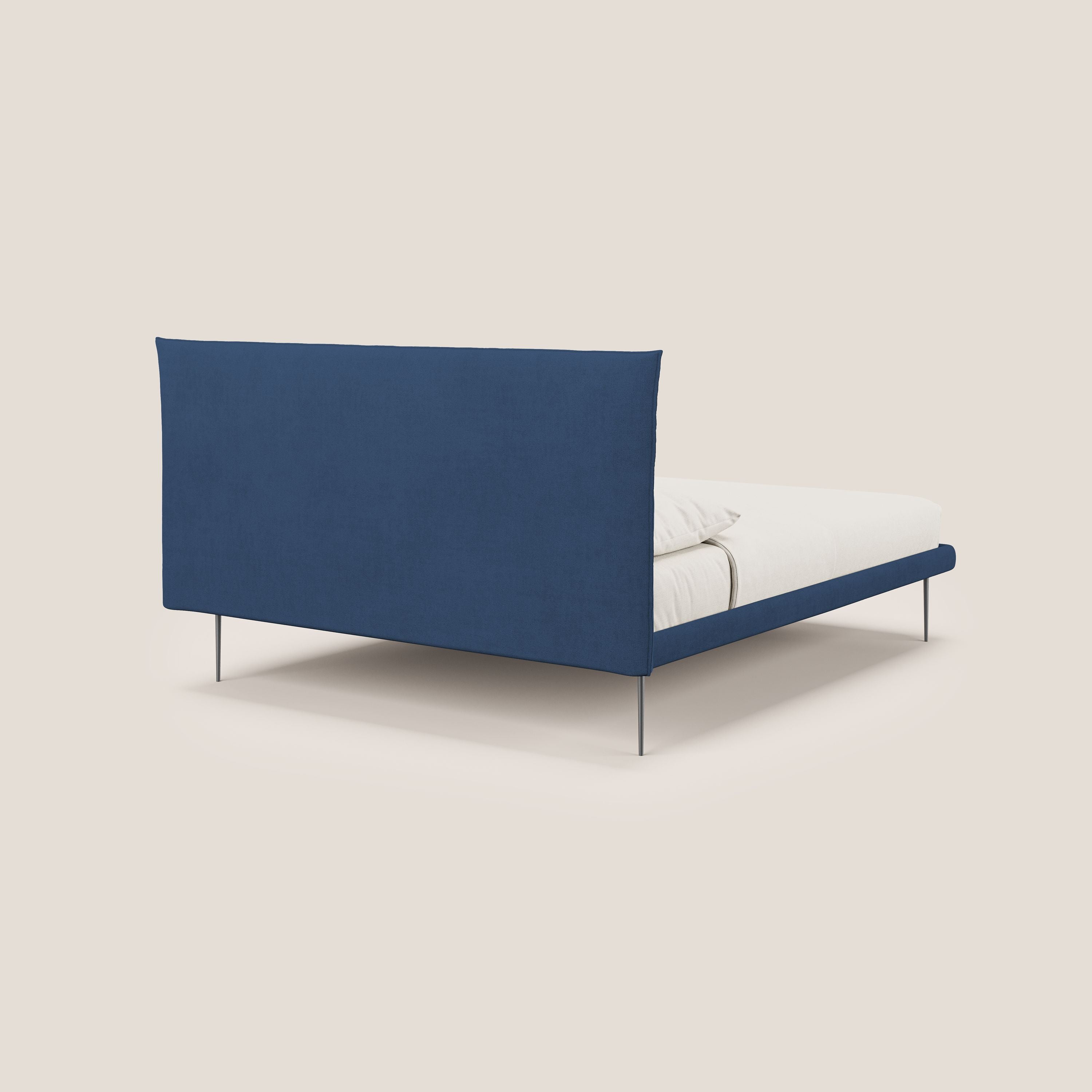 Akiko letto imbottito con piedi alti in metallo in tessuto impermeabile T02 blu - divani.store