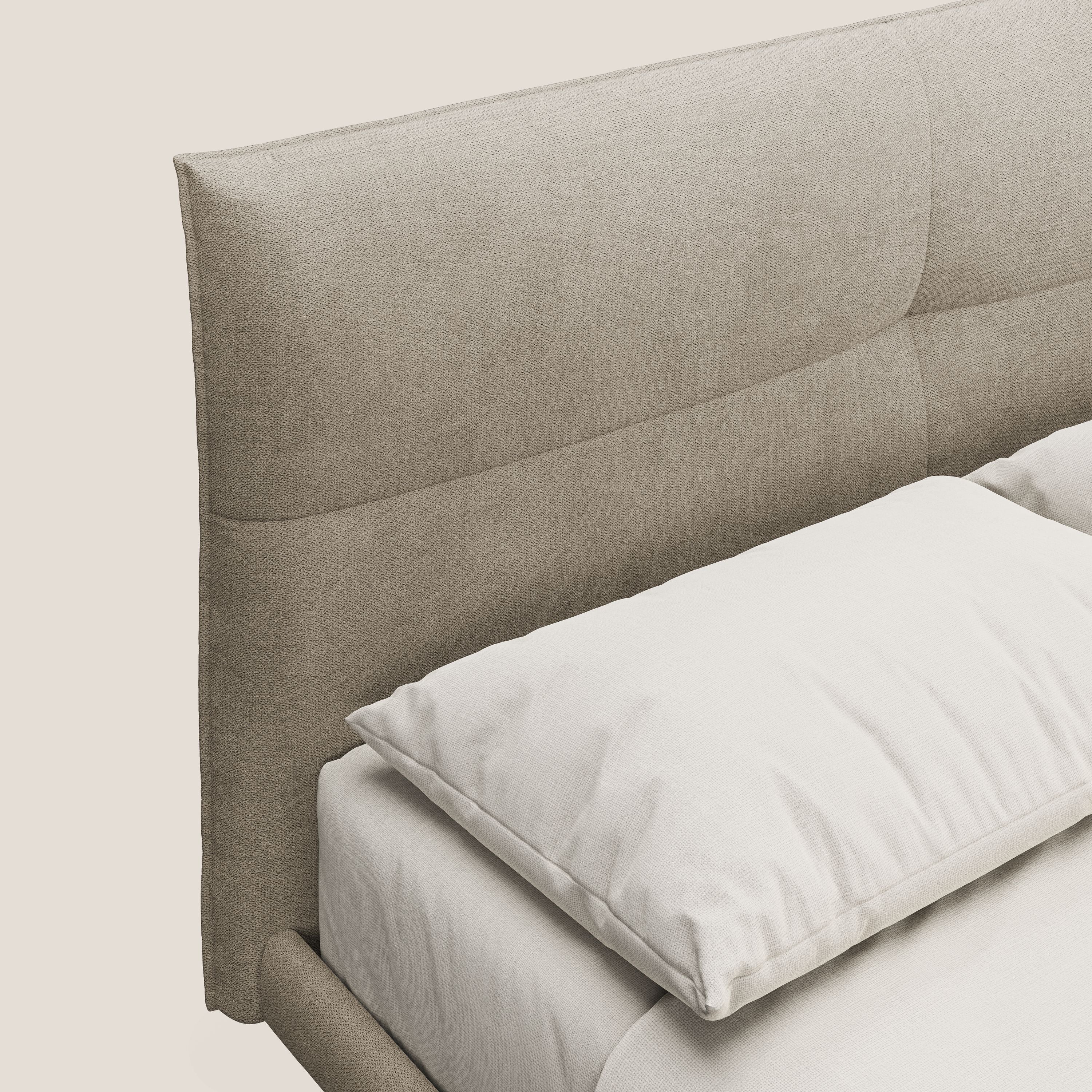 Akiko letto imbottito con piedi alti in metallo in tessuto impermeabile T02 beige - divani.store