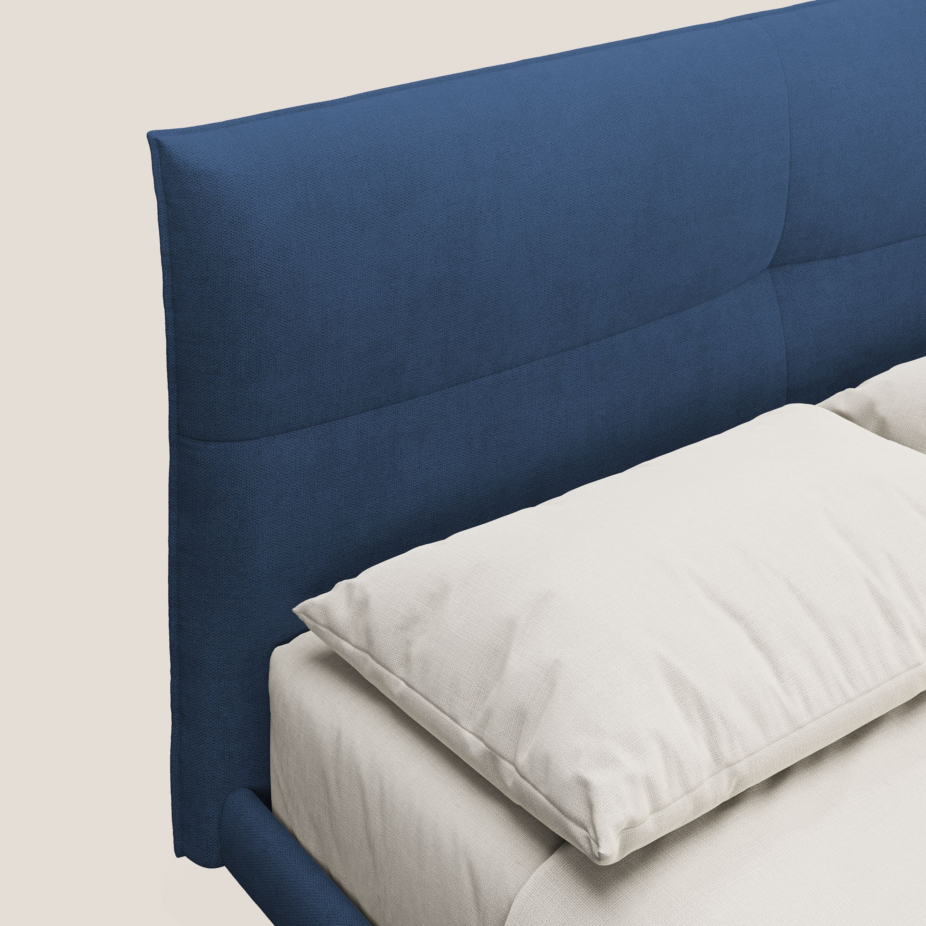 Akiko letto imbottito con piedi alti in metallo in tessuto impermeabile T02 blu - divani.store