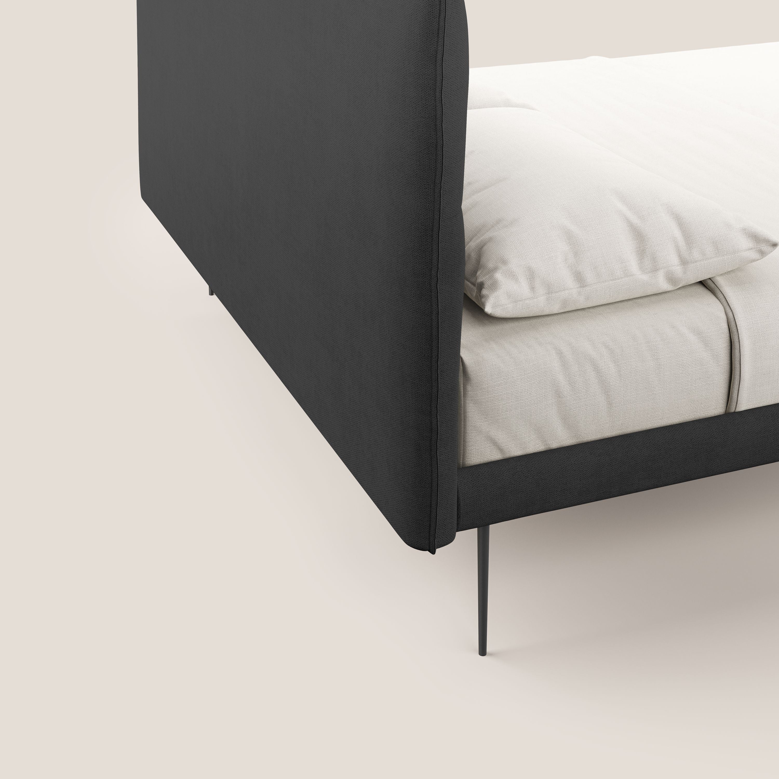 Akiko letto imbottito con piedi alti in metallo in tessuto impermeabile T02 nero - divani.store