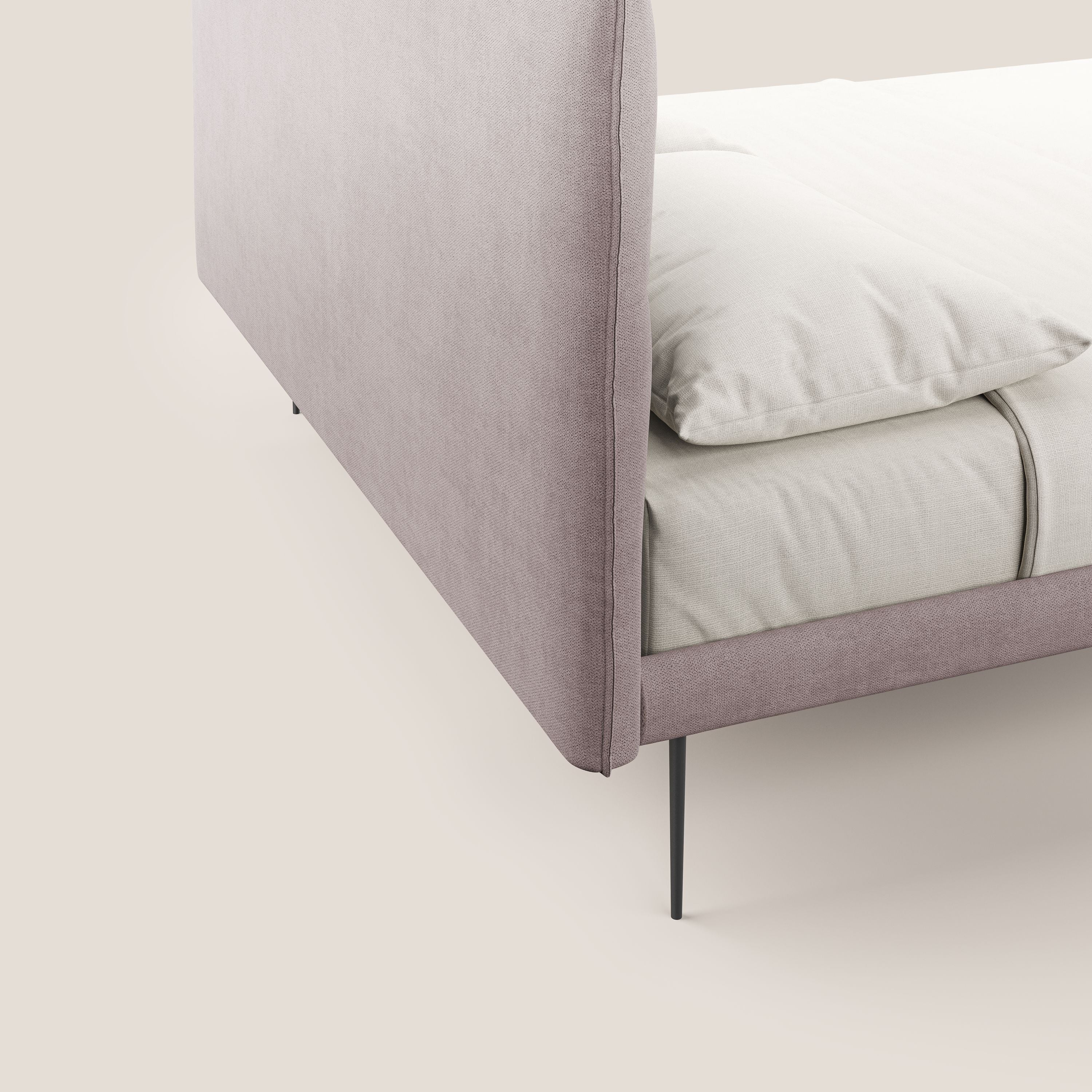 Akiko letto imbottito con piedi alti in metallo in tessuto impermeabile T02 rosa - divani.store