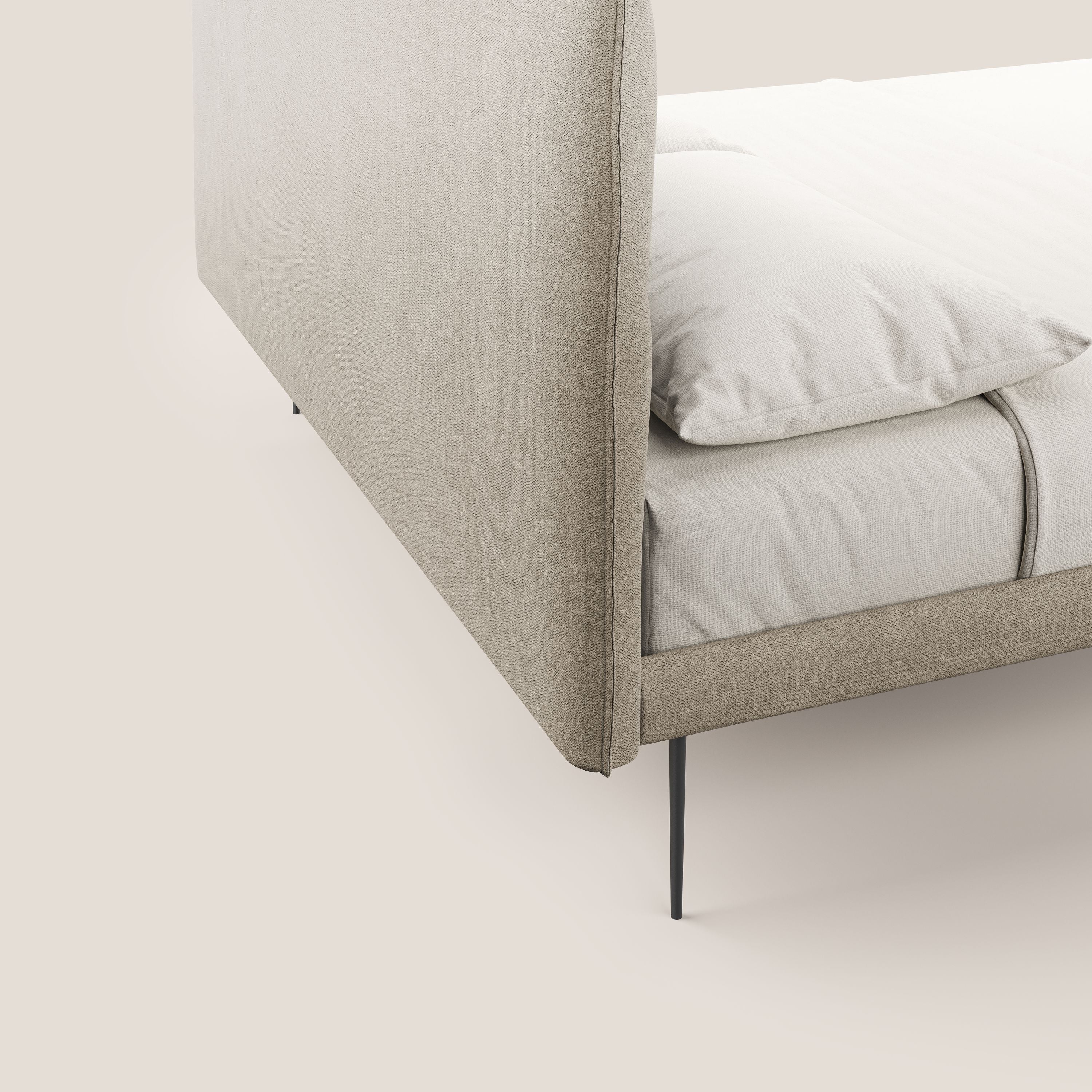 Akiko letto imbottito con piedi alti in metallo in tessuto impermeabile T02 beige - divani.store