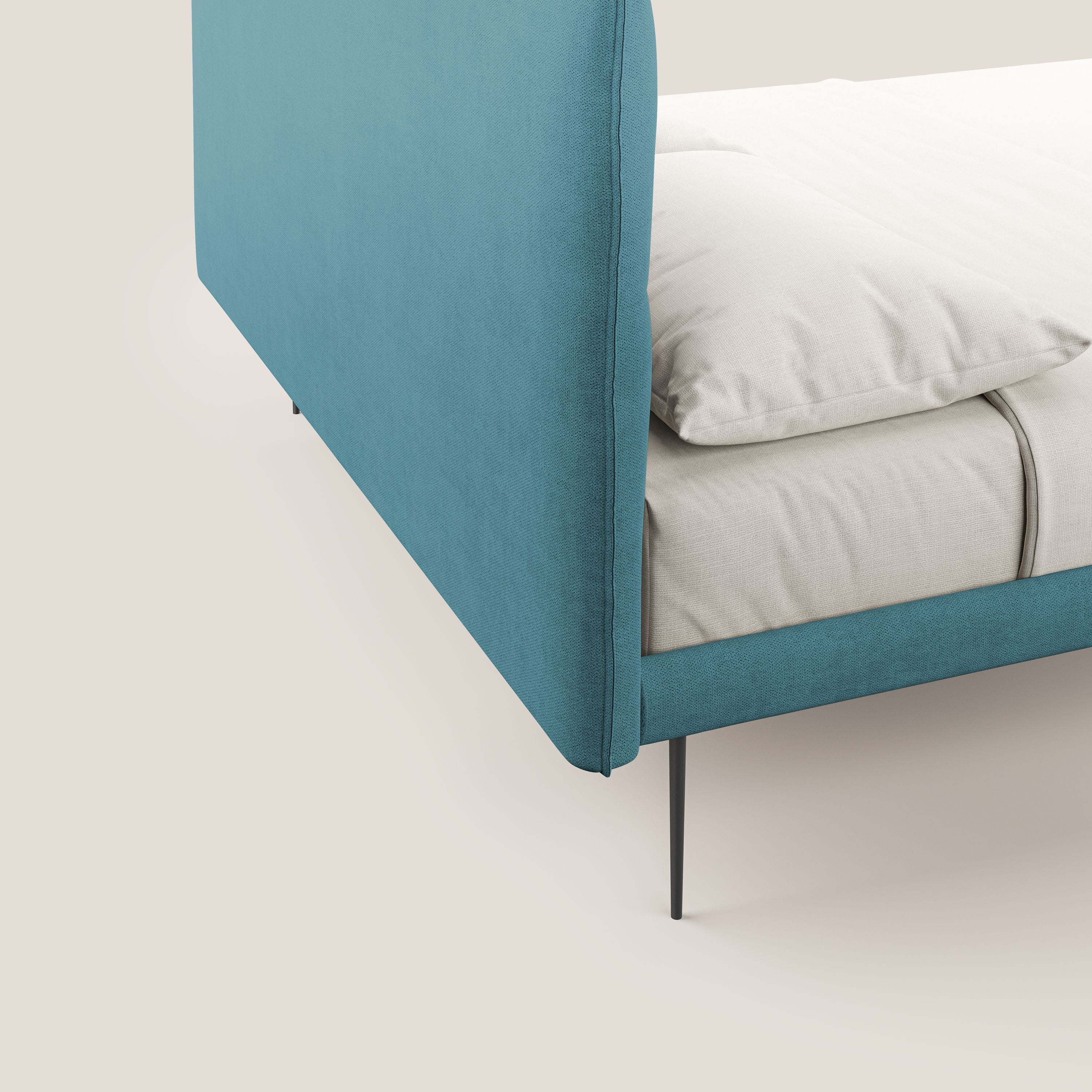 Akiko letto imbottito con piedi alti in metallo in tessuto impermeabile T02 azzurro - divani.store