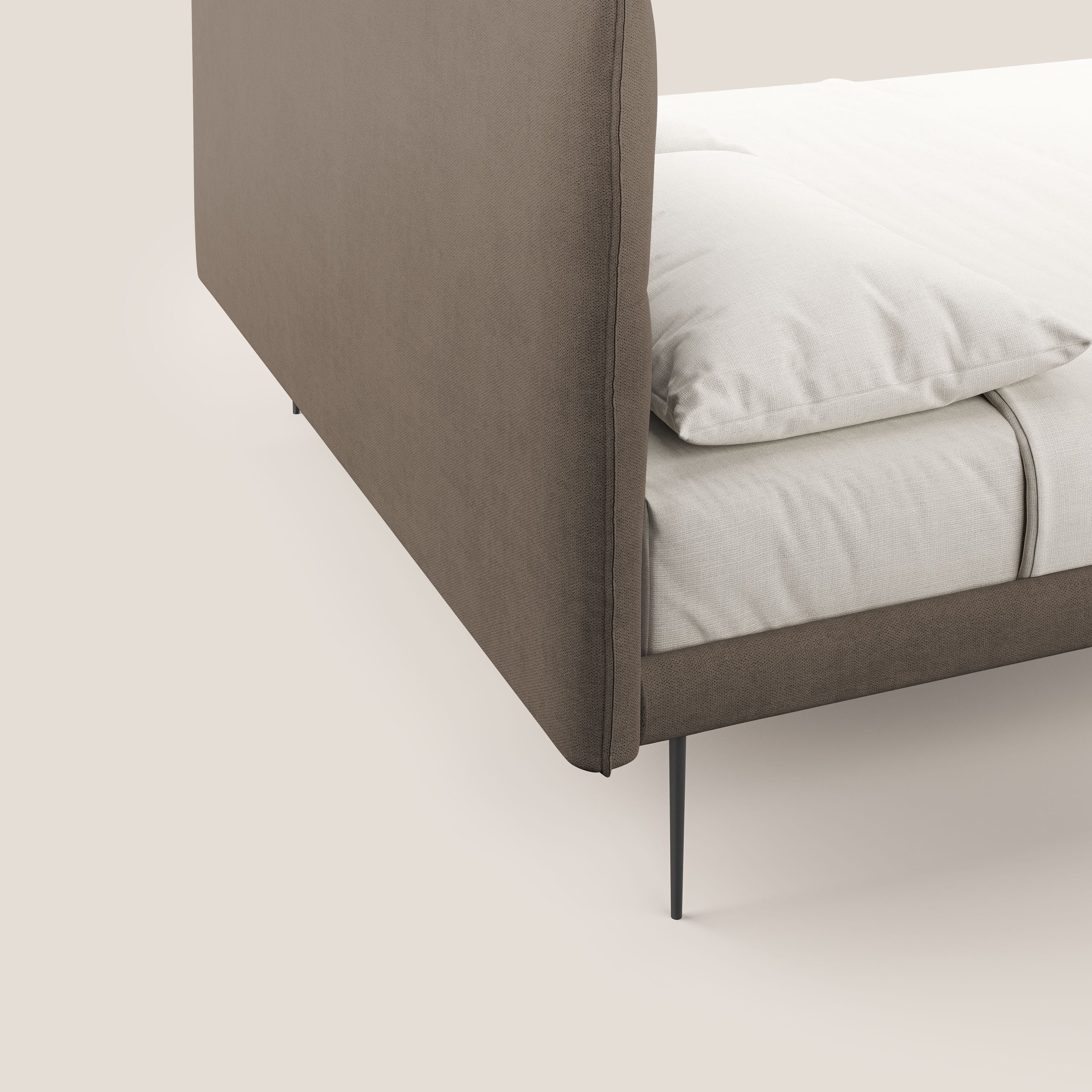 Akiko letto imbottito con piedi alti in metallo in tessuto impermeabile T02 marrone - divani.store