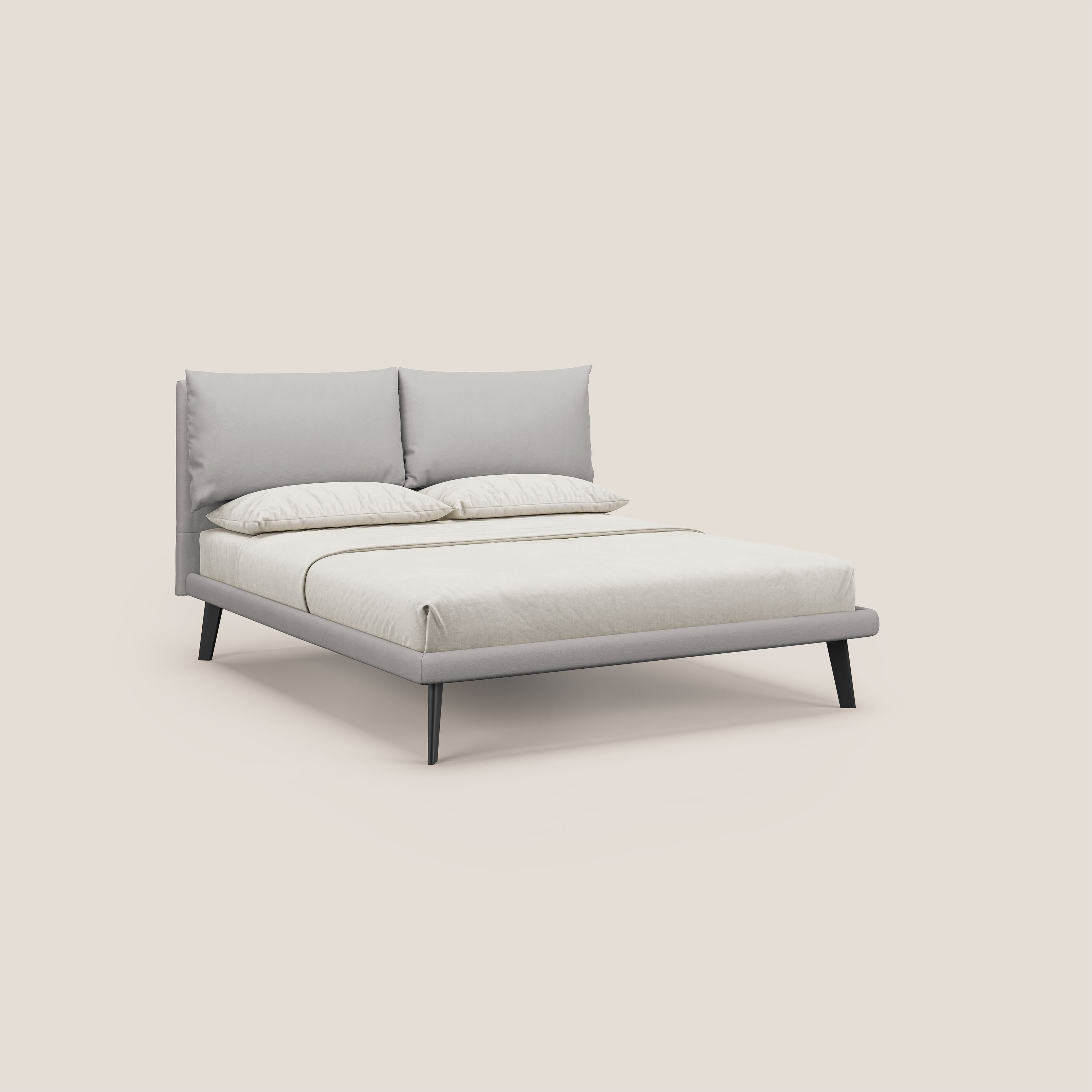 Astrid letto imbottito con piedi in legno in microfibra smacchiabile T11 grigio chiaro - divani.store