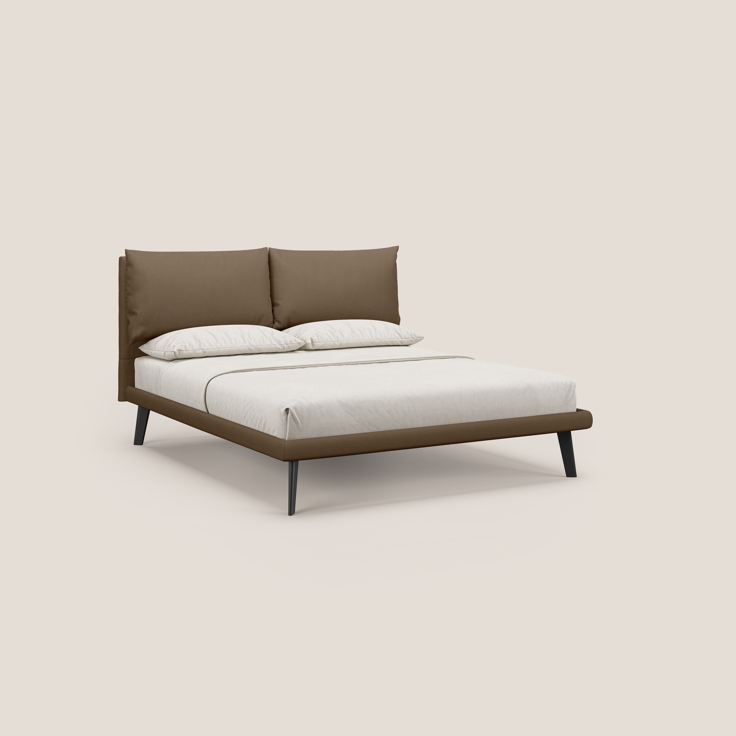Astrid letto imbottito con piedi in legno in microfibra smacchiabile T11 marrone - divani.store