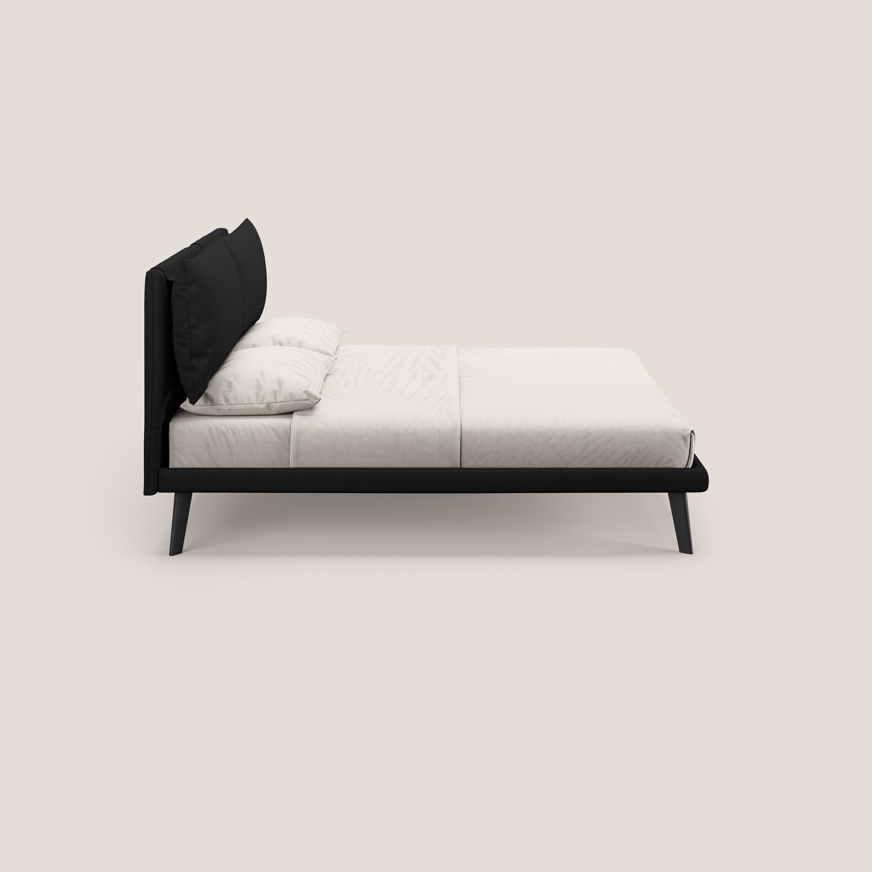 Astrid letto imbottito con piedi in legno in microfibra smacchiabile T11 nero - divani.store