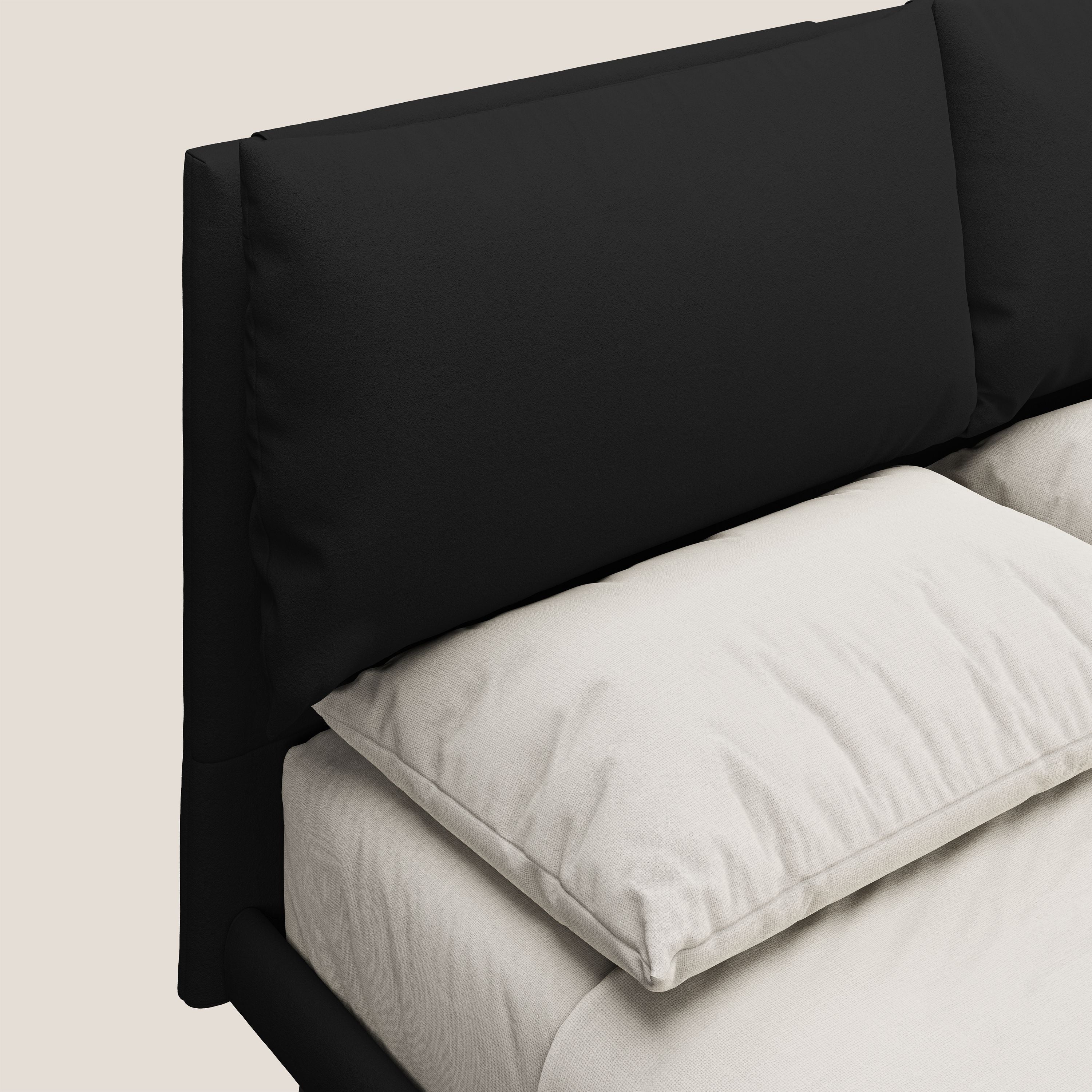 Astrid letto imbottito con piedi in legno in microfibra smacchiabile T11 nero - divani.store