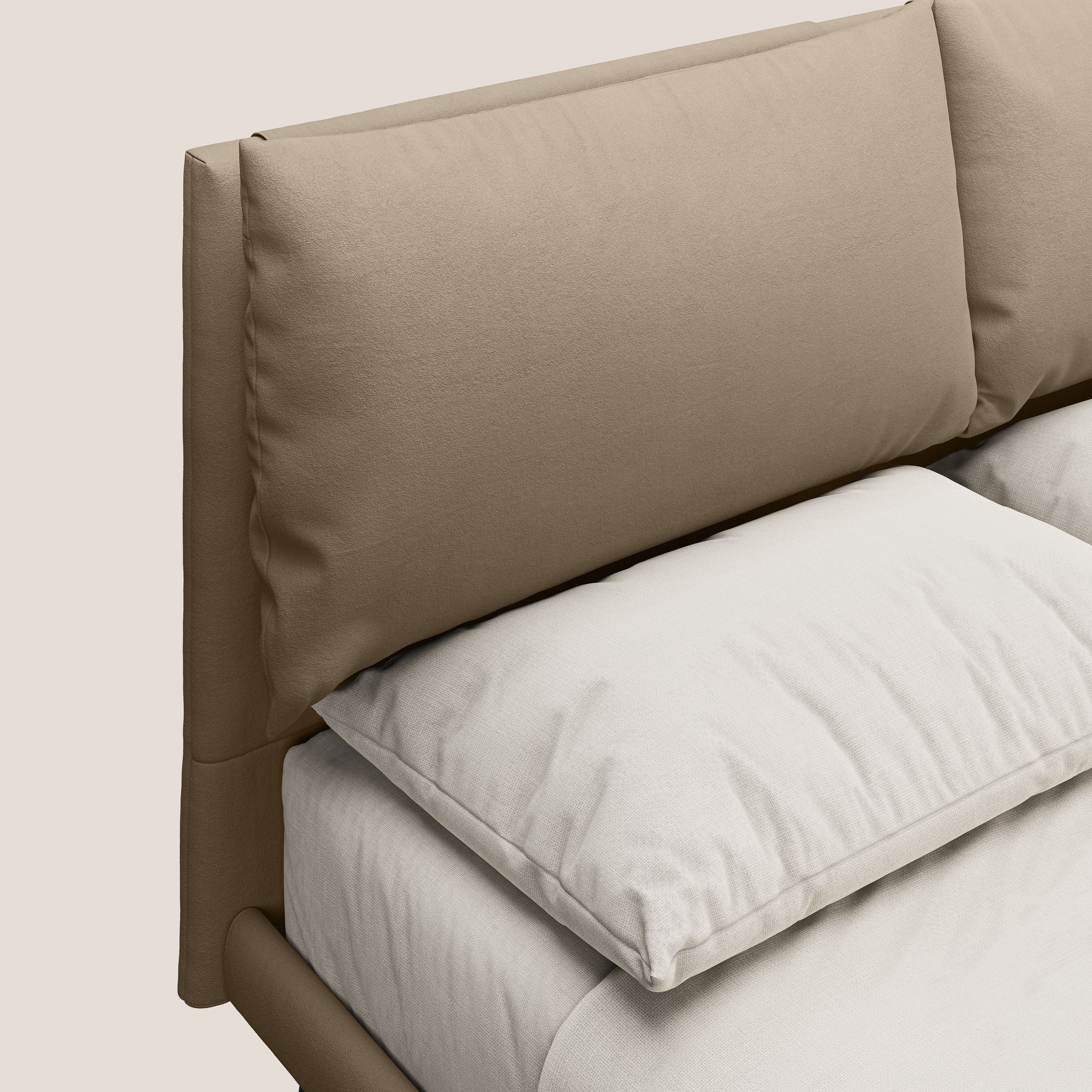 Astrid letto imbottito con piedi in legno in microfibra smacchiabile T11 tortora - divani.store