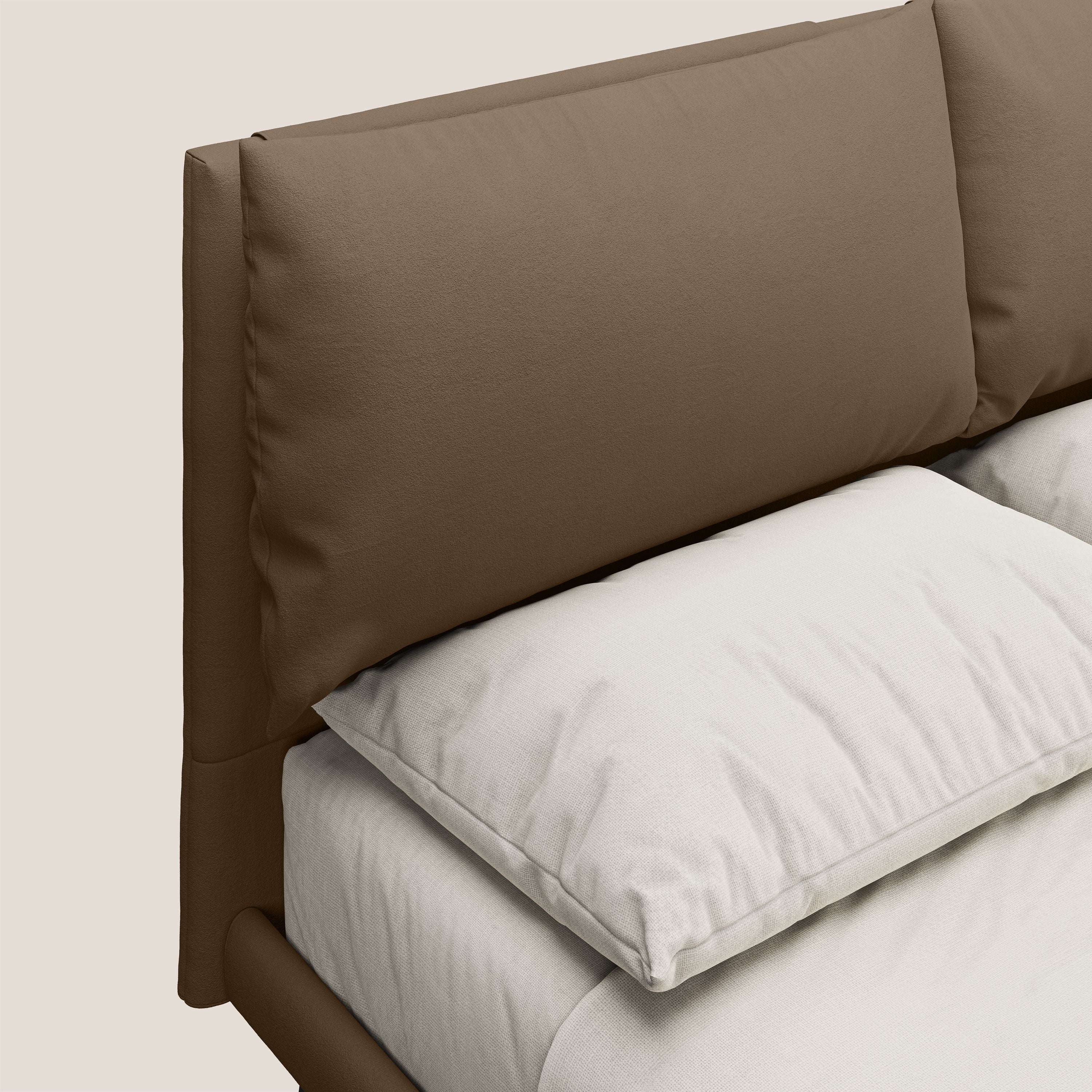 Astrid letto imbottito con piedi in legno in microfibra smacchiabile T11 marrone - divani.store
