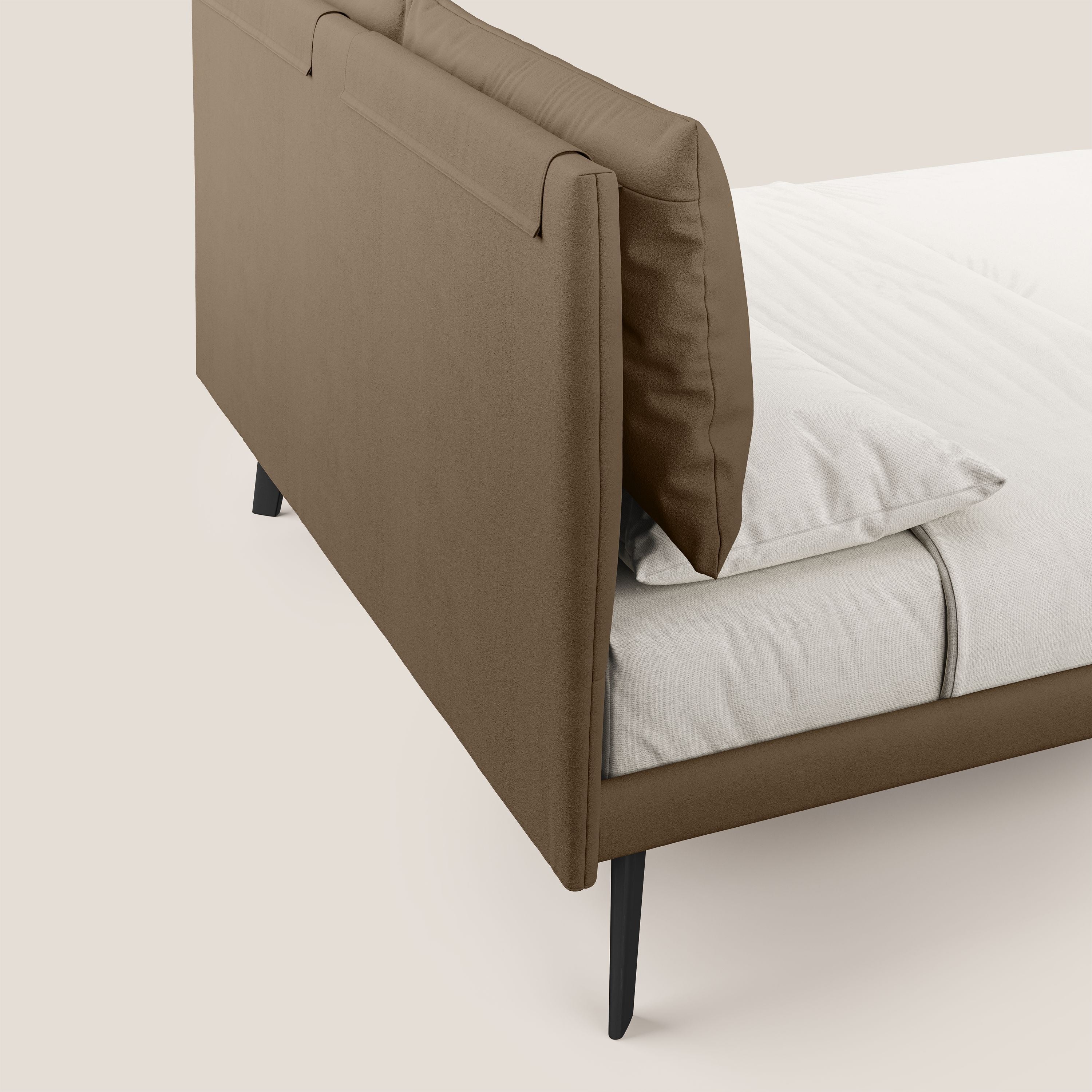 Astrid letto imbottito con piedi in legno in microfibra smacchiabile T11 marrone - divani.store