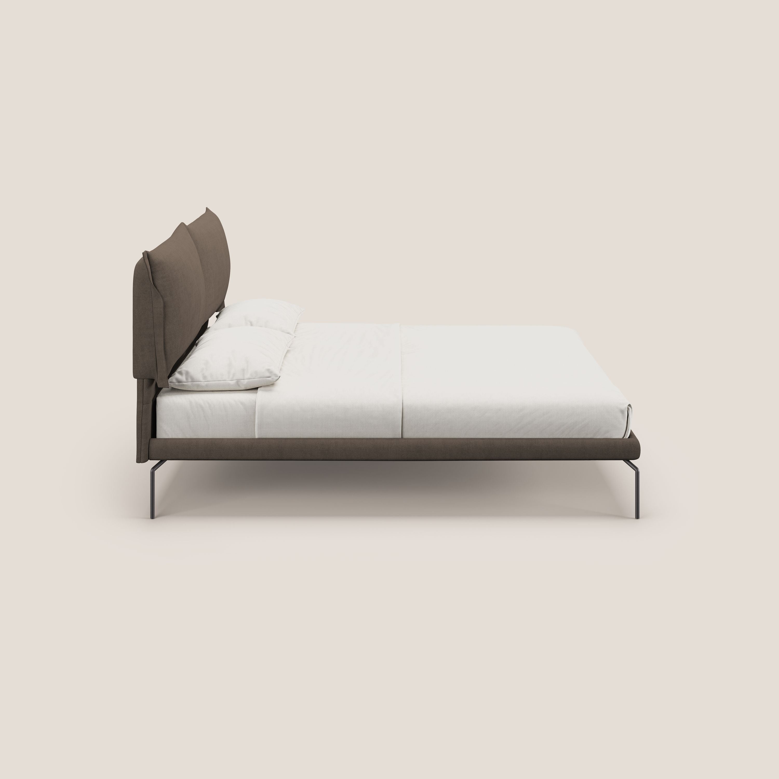 Bice letto imbottito con cuscini e piedi alti in metallo in tessuto impermeabile T02 marrone - divani.store