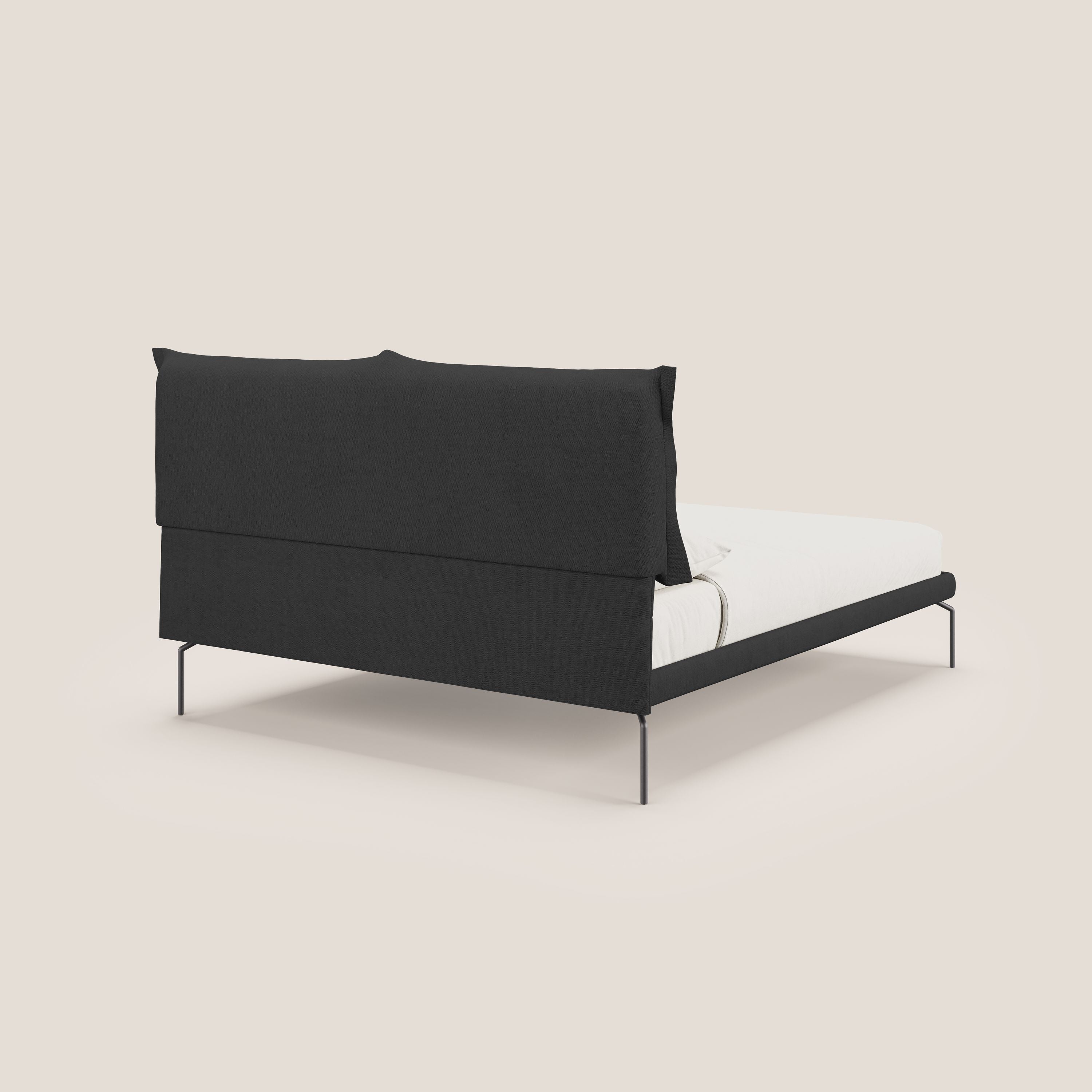 Bice letto imbottito con cuscini e piedi alti in metallo in tessuto impermeabile T02 nero - divani.store