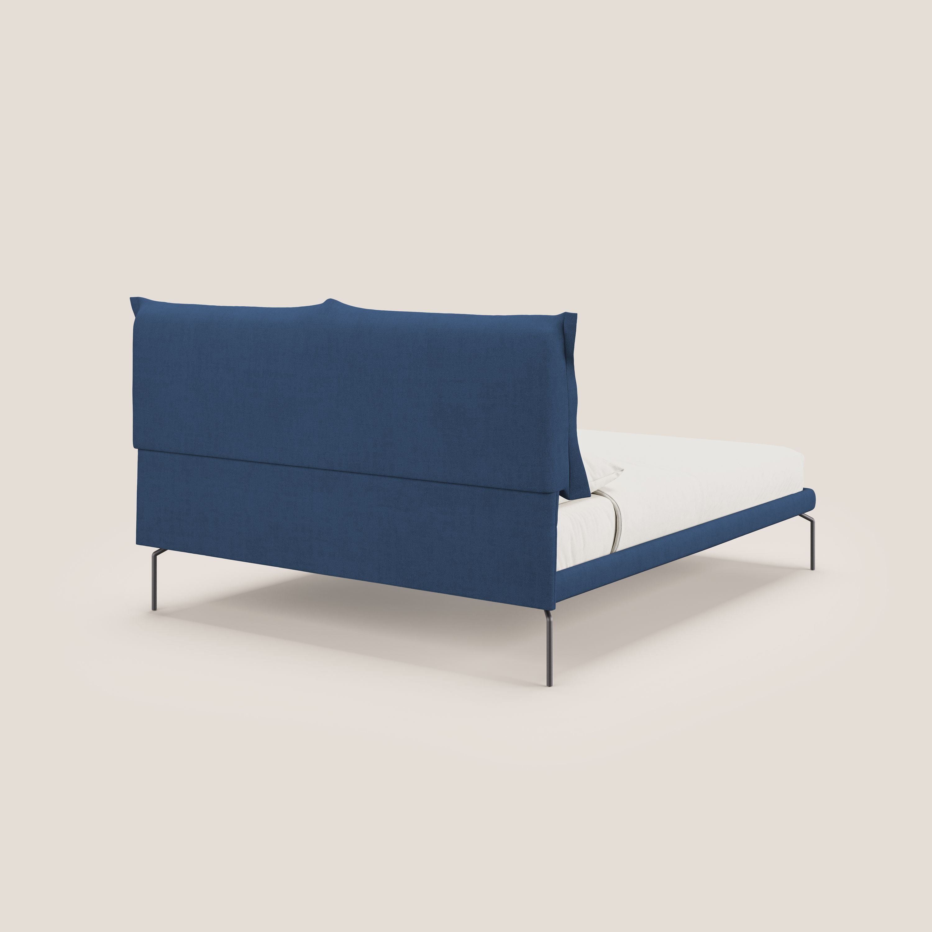 Bice letto imbottito con cuscini e piedi alti in metallo in tessuto impermeabile T02 blu - divani.store