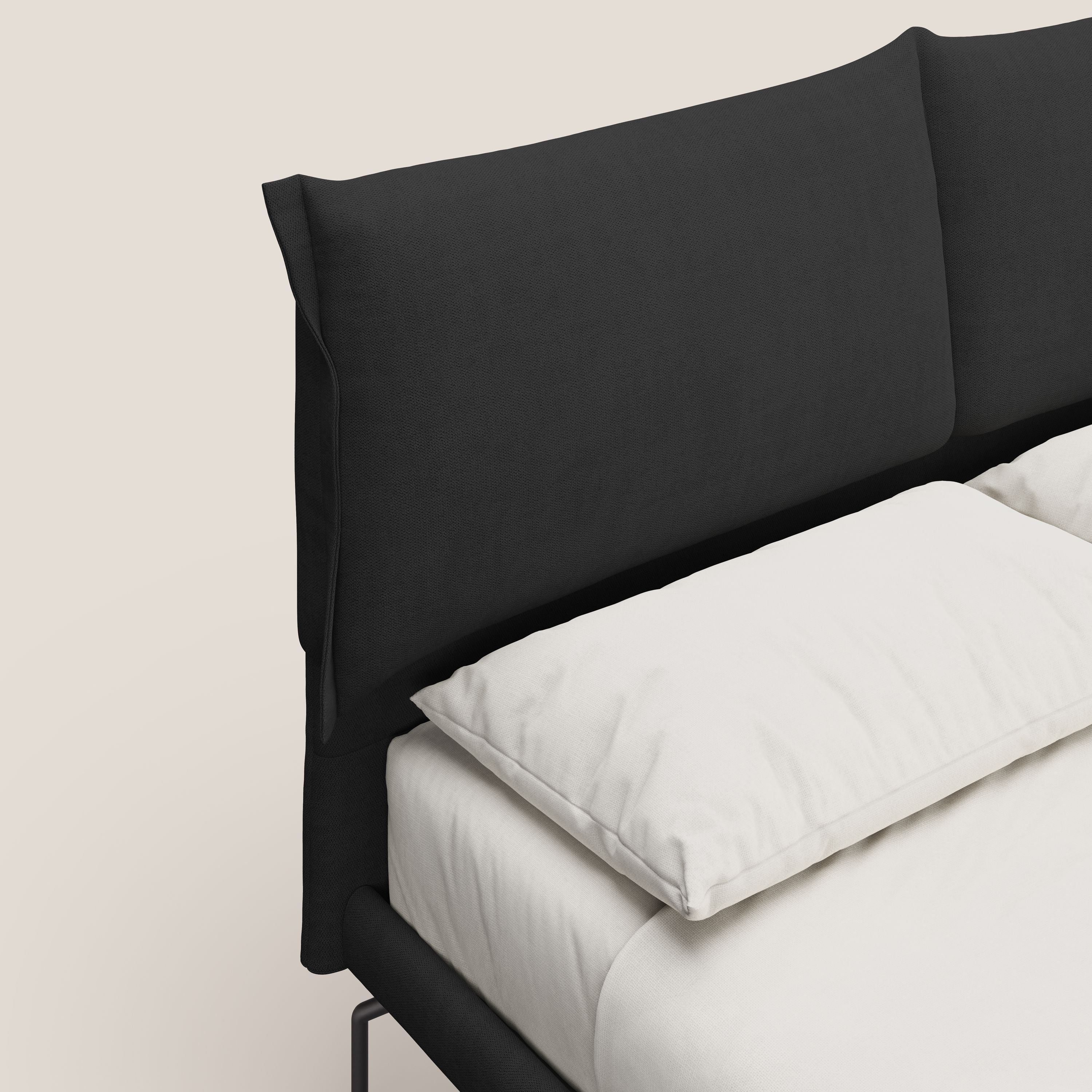 Bice letto imbottito con cuscini e piedi alti in metallo in tessuto impermeabile T02 nero - divani.store