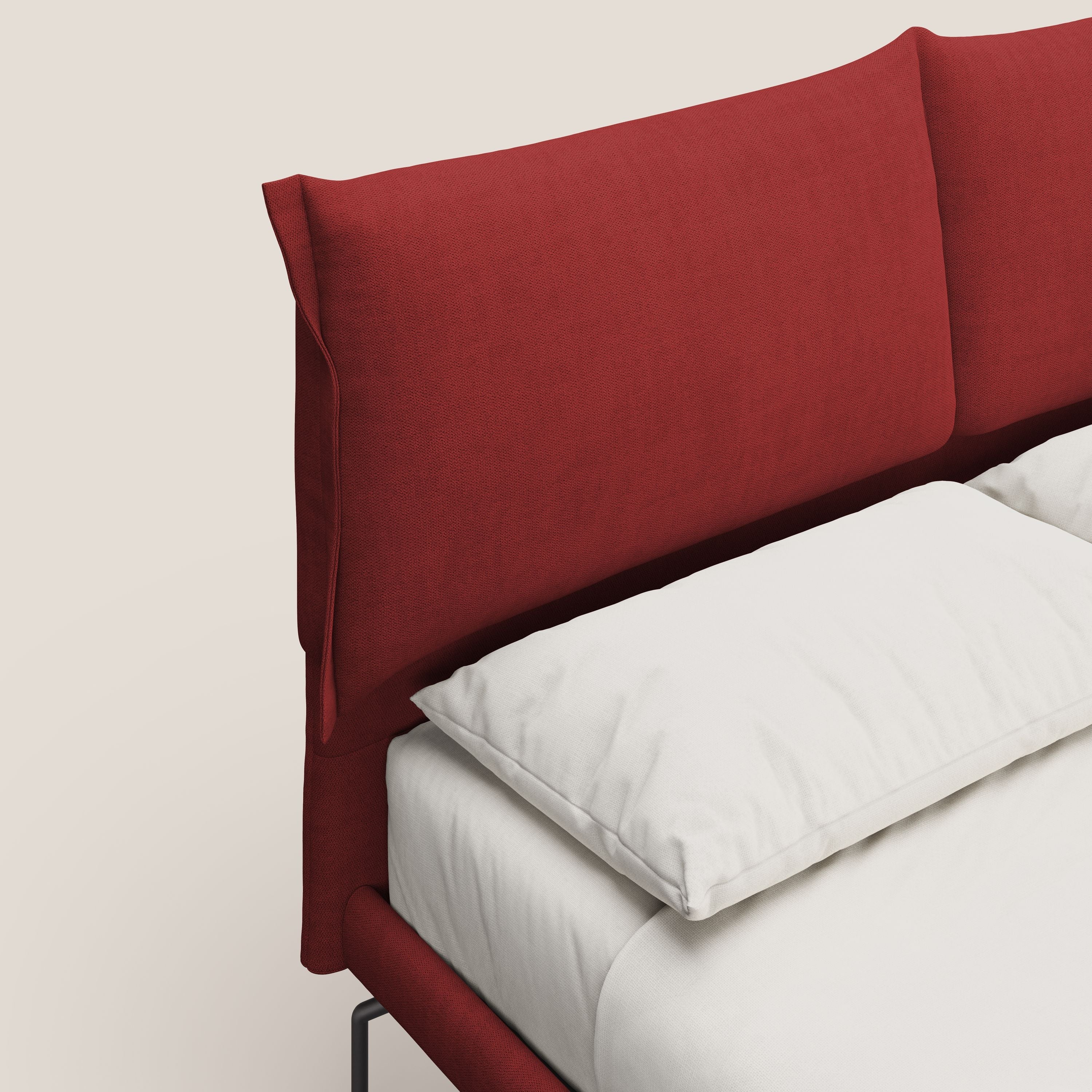 Bice letto imbottito con cuscini e piedi alti in metallo in tessuto impermeabile T02 rosso - divani.store