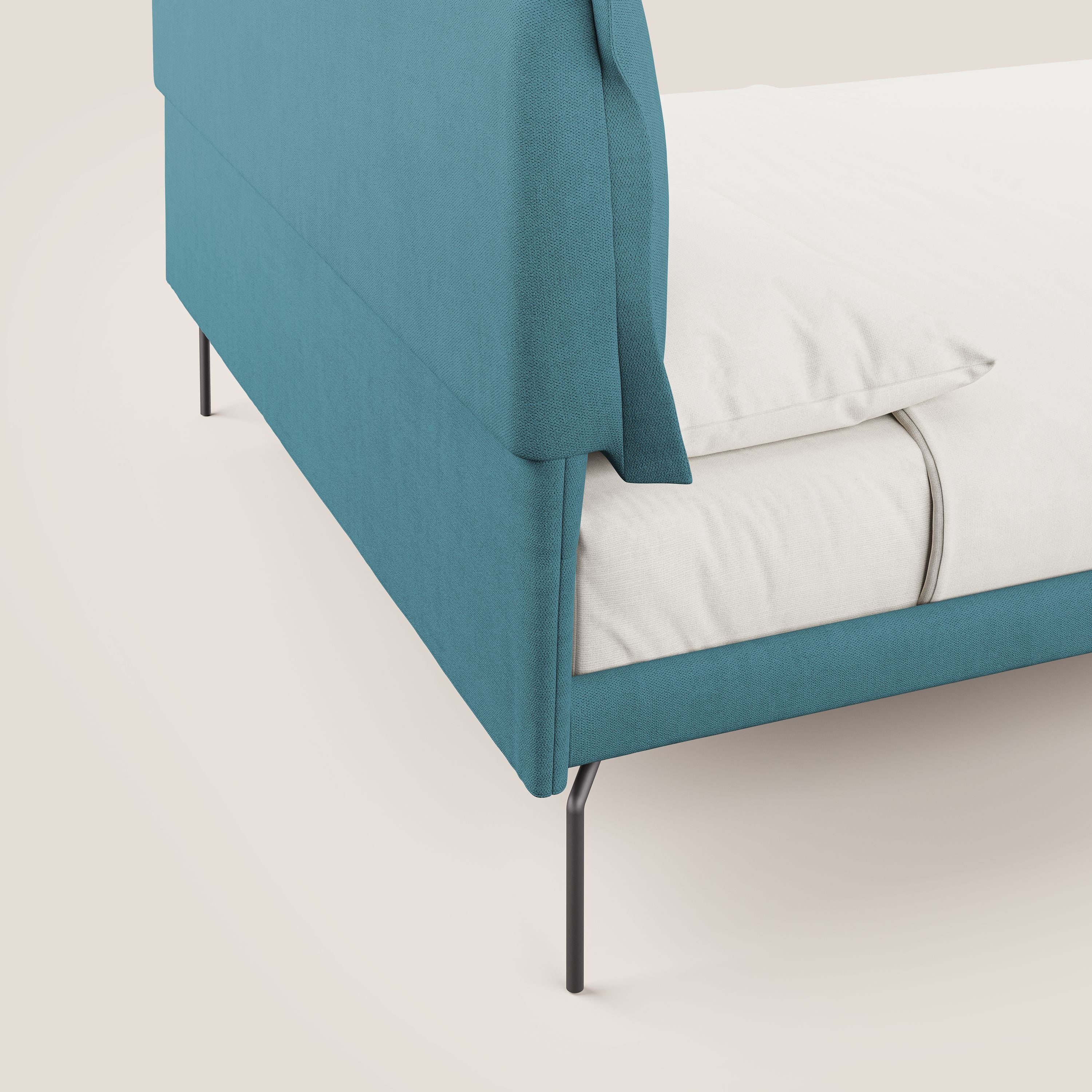 Bice letto imbottito con cuscini e piedi alti in metallo in tessuto impermeabile T02 azzurro - divani.store