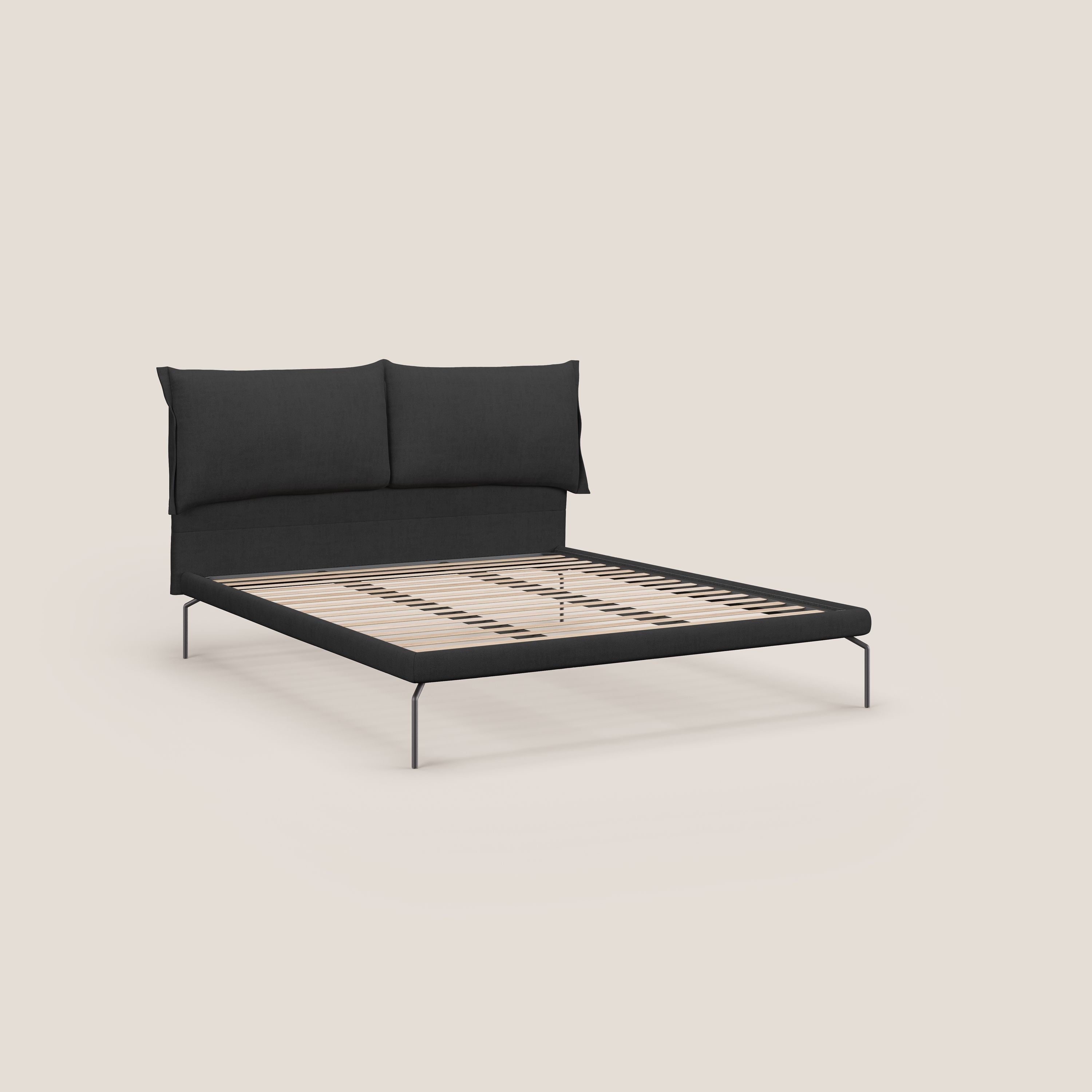 Bice letto imbottito con cuscini e piedi alti in metallo in tessuto impermeabile T02 nero - divani.store
