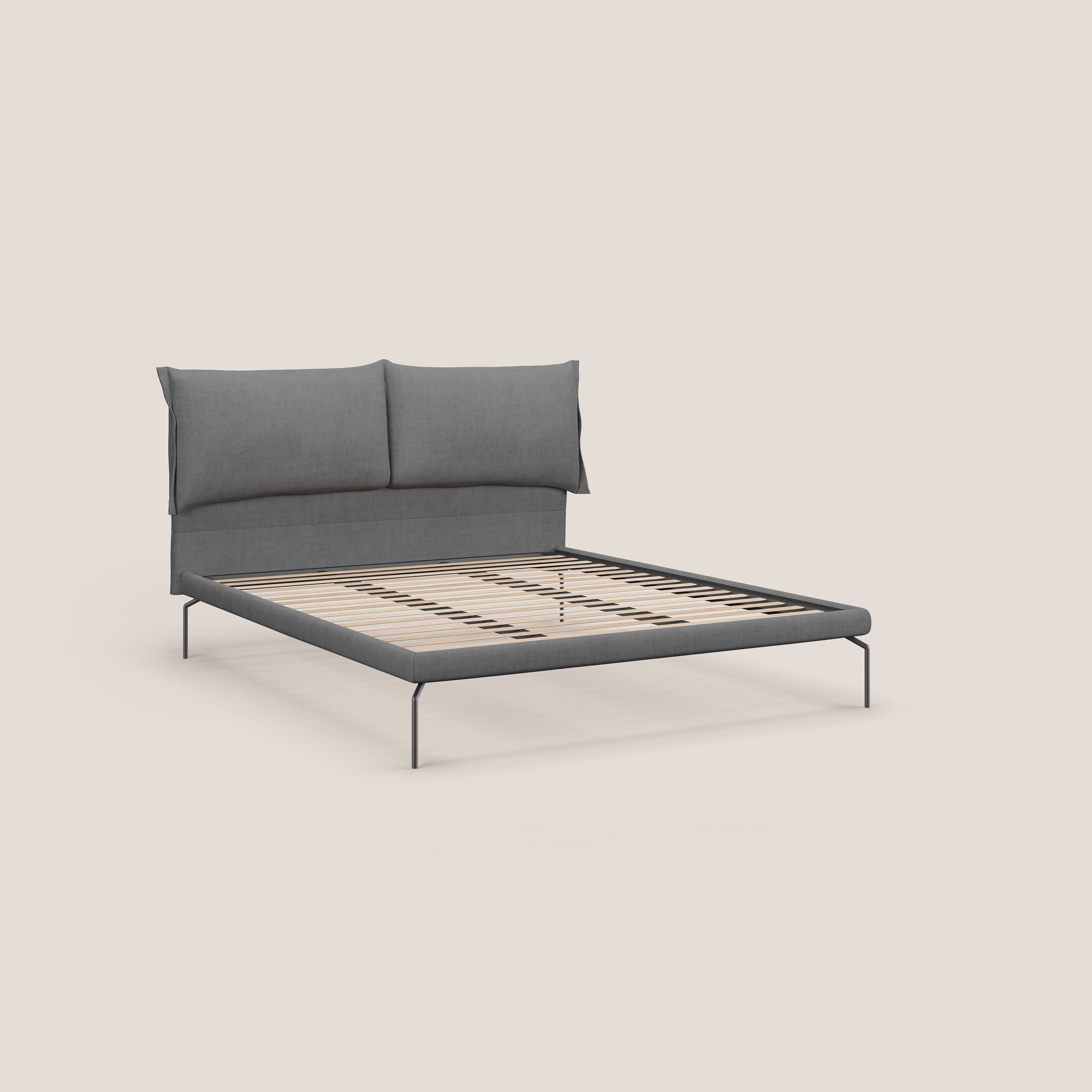 Bice letto imbottito con cuscini e piedi alti in metallo in tessuto impermeabile T02 grigio - divani.store