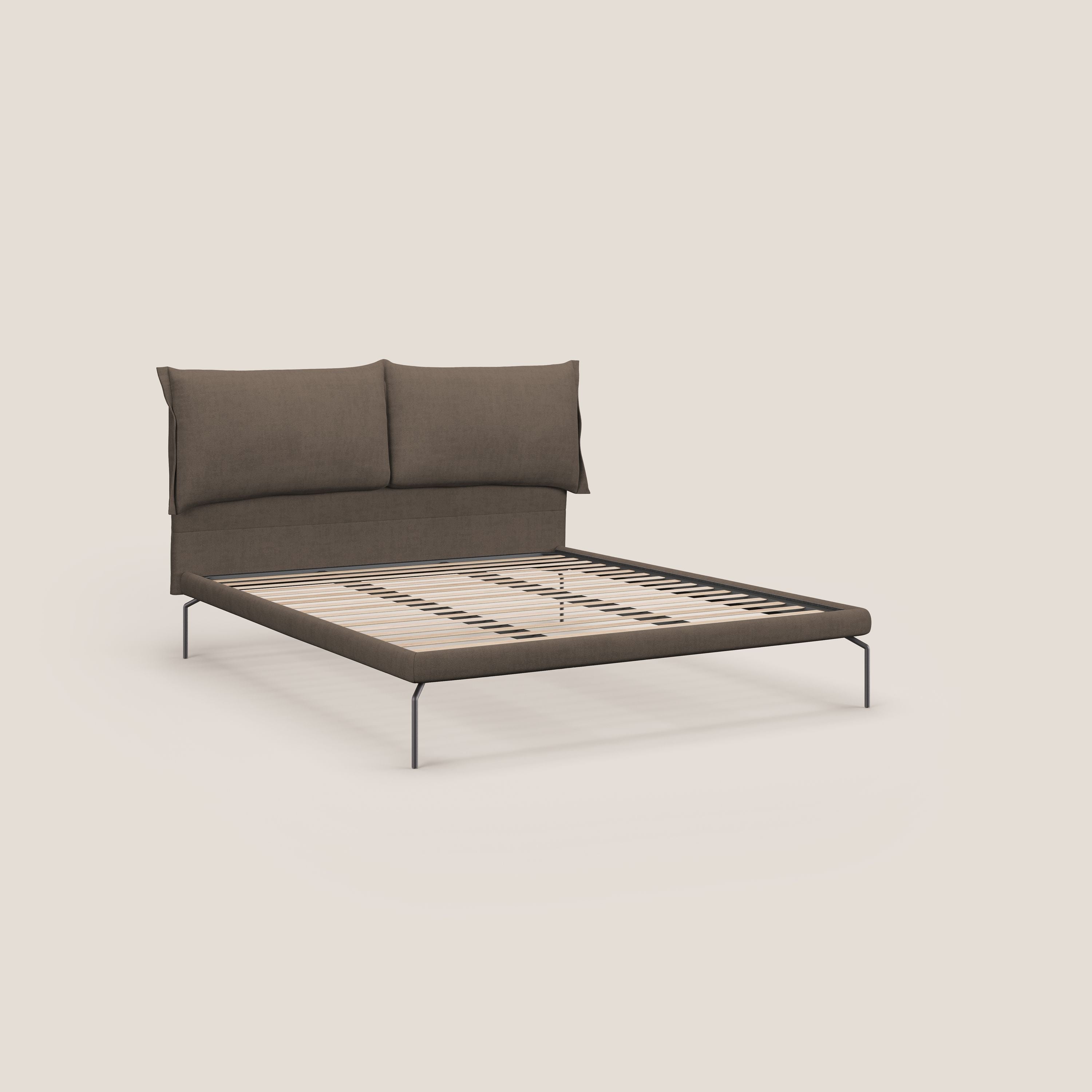 Bice letto imbottito con cuscini e piedi alti in metallo in tessuto impermeabile T02 marrone - divani.store