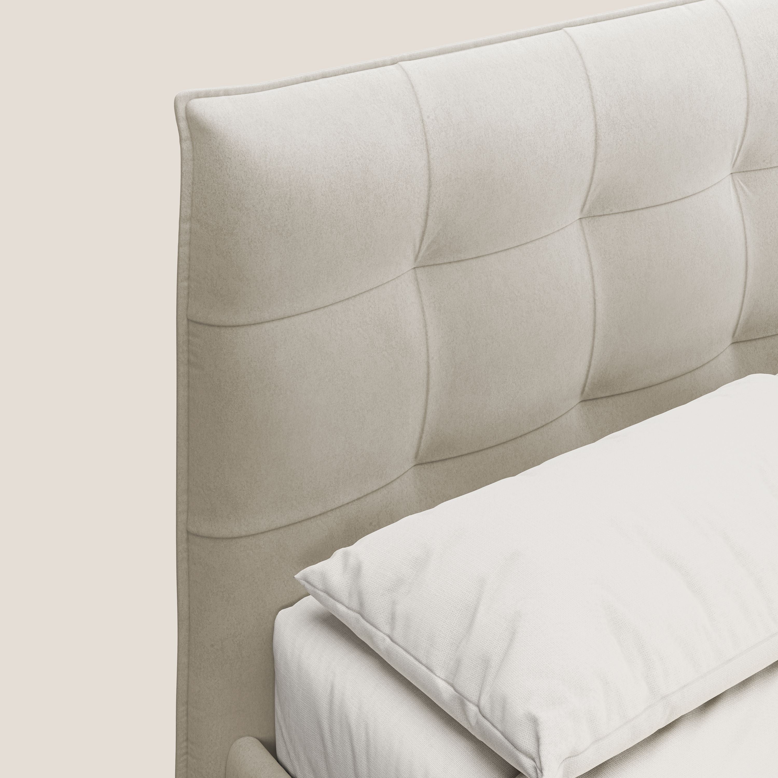 Brigitte letto con testata trapuntata piedi alti in mogano e tessuto impermeabile T09 beige - divani.store