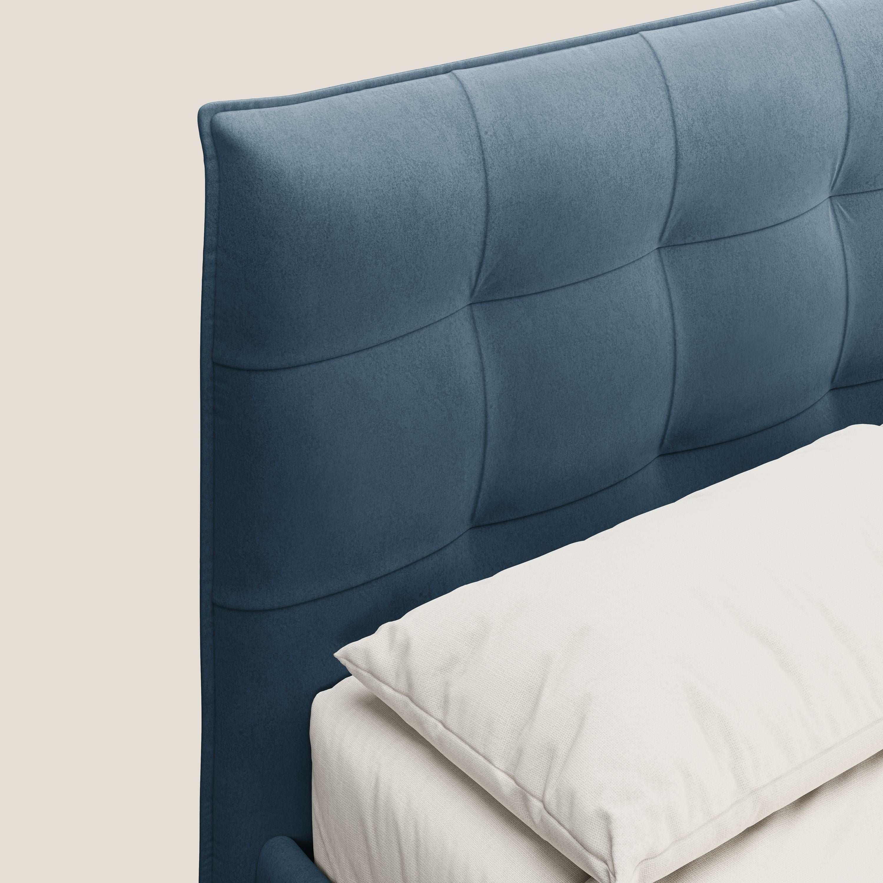 Brigitte letto con testata trapuntata piedi alti in mogano e tessuto impermeabile T09 blu - divani.store
