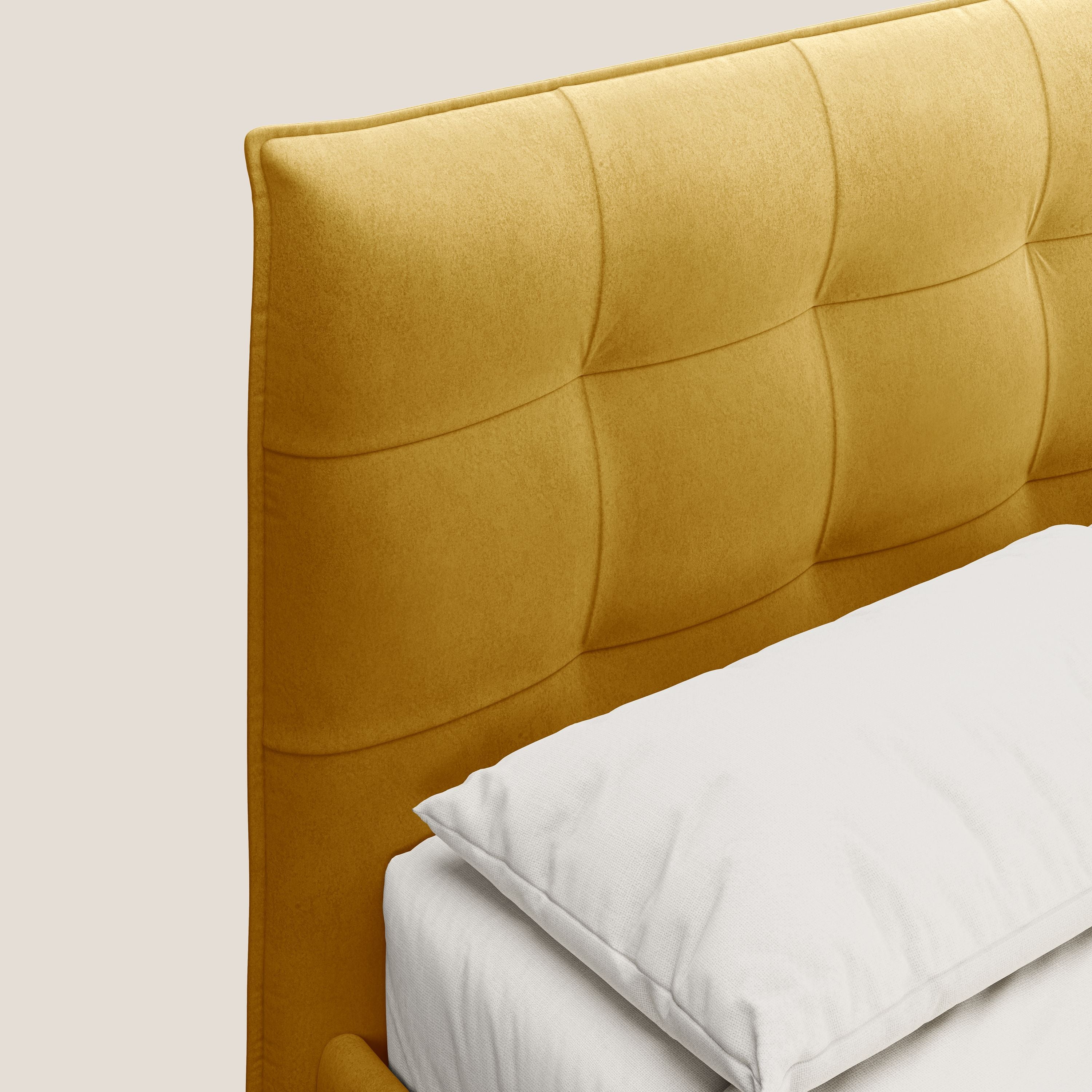 Brigitte letto con testata trapuntata piedi alti in mogano e tessuto impermeabile T09 giallo - divani.store