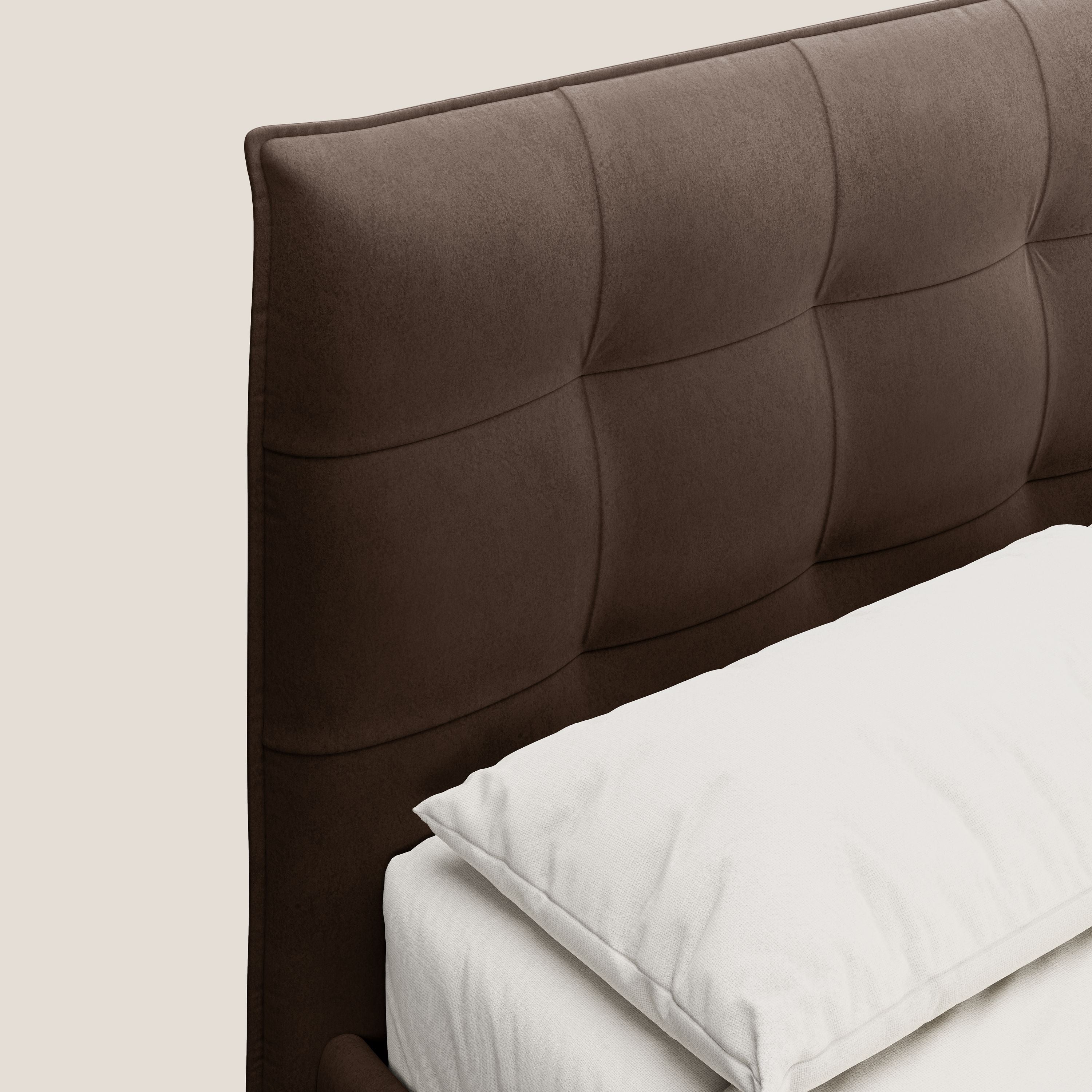 Brigitte letto con testata trapuntata piedi alti in mogano e tessuto impermeabile T09 marrone - divani.store